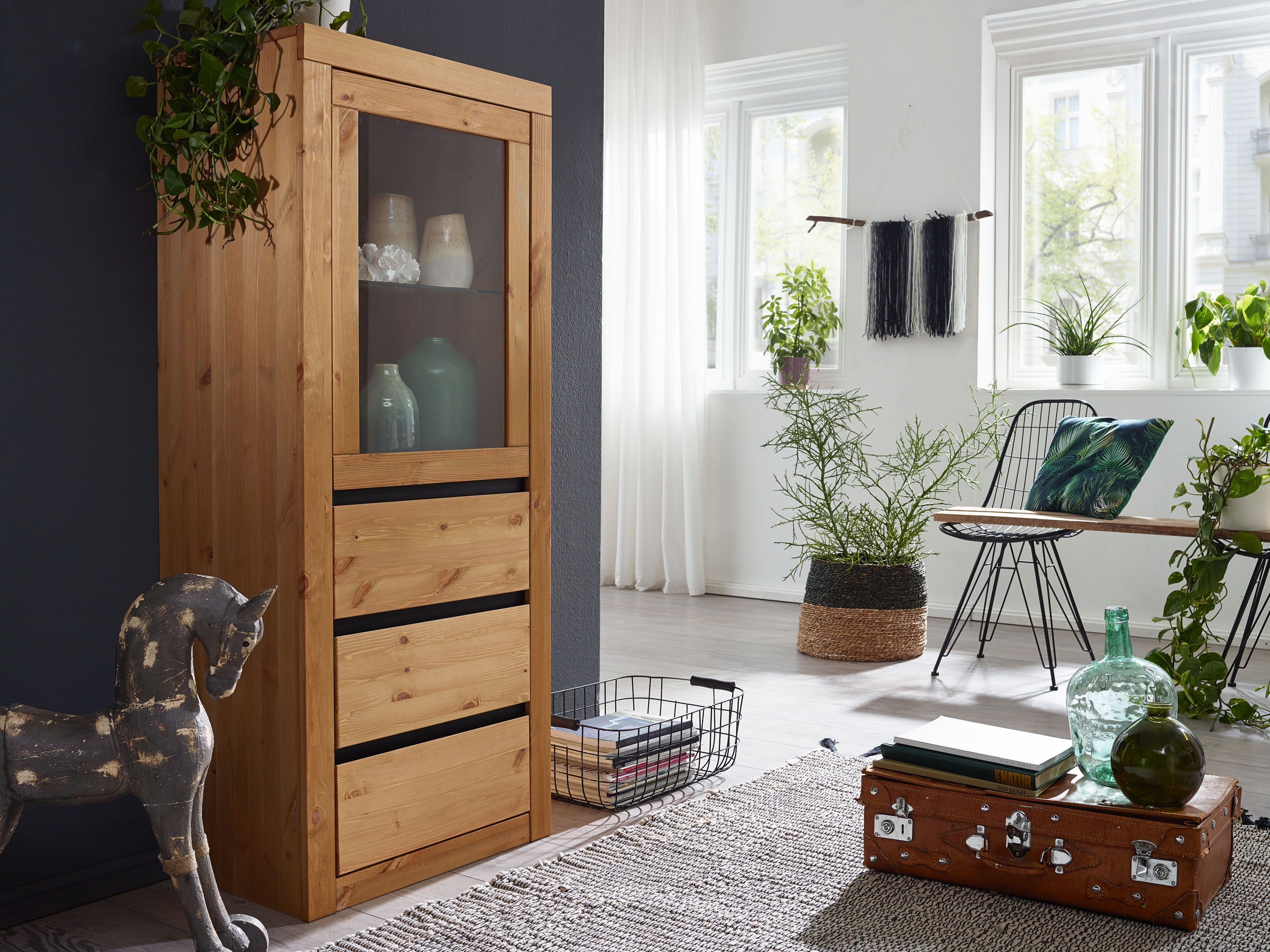 Woodroom Highboard Weimar (Kiefer massiv, 62x150x42 cm), Wohnzimmerschrank, Vitrine, Hochkommode, Schrank mit Glastür