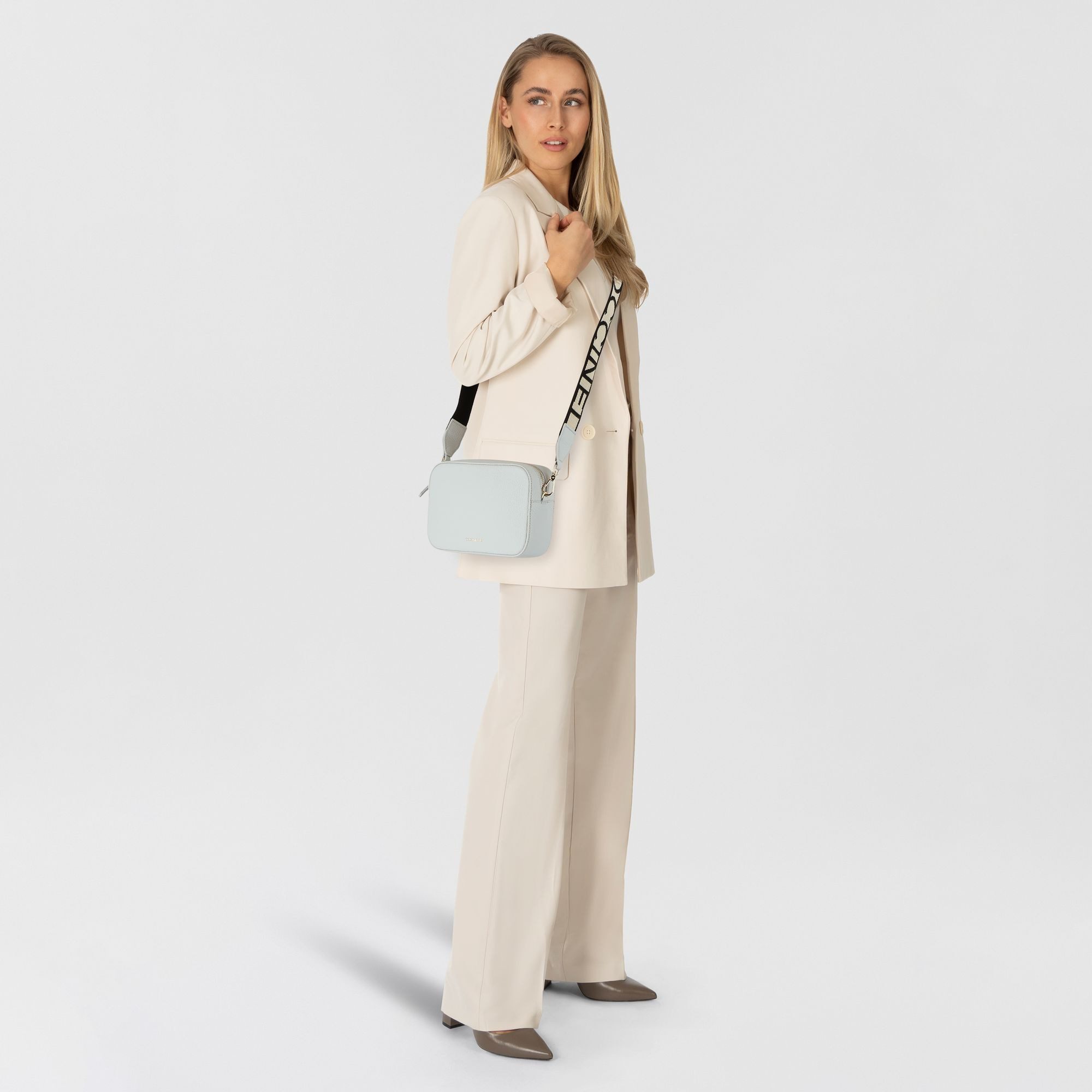 COCCINELLE Umhängetasche Tebe, Leder günstig online kaufen