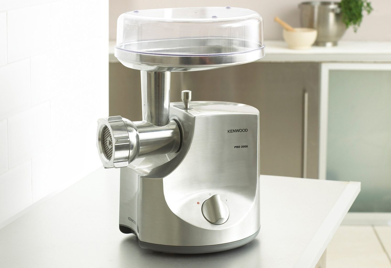 KENWOOD Fleischwolf MG700 mit 2 Wurstfüllaufsätzen, Kebbeaufsatz, 3 Lochscheiben, 850 Watt Normallastleistung - Maximalleistung 2000 W – Bild 4 von 5