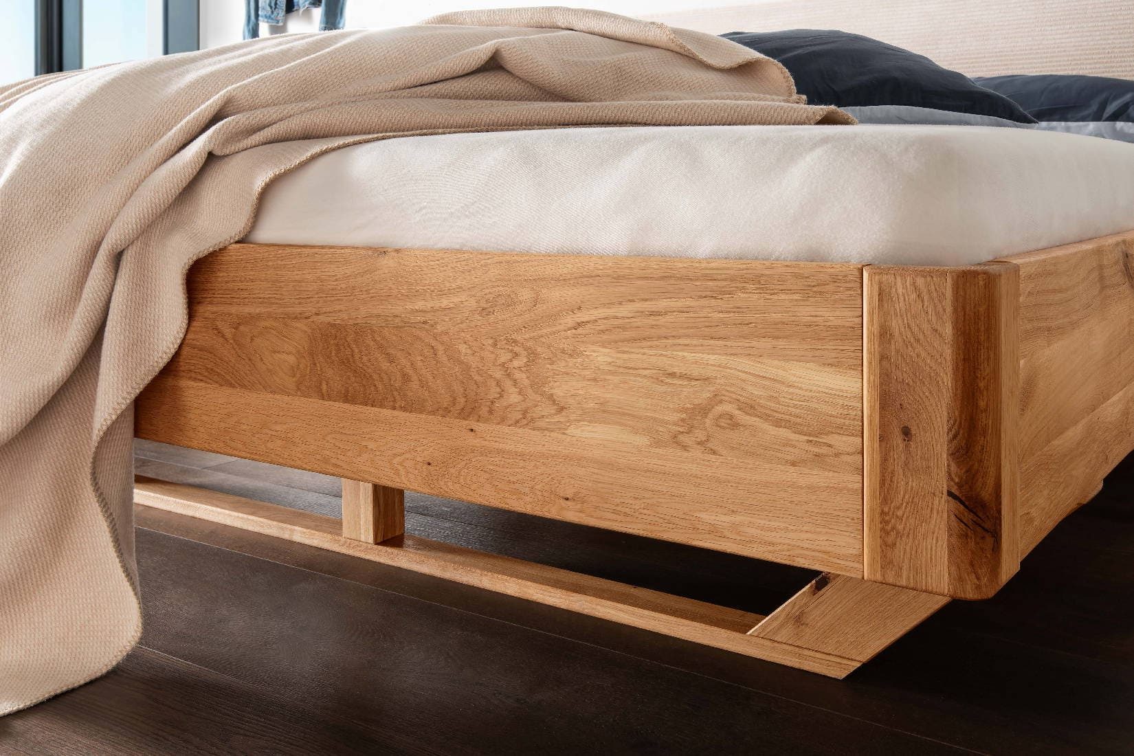 TPT Möbel Massivholzbett Holzharmonie, Wildeiche Kufen mit Stoffkopfteil