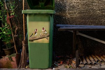MuchoWow Wandsticker Zwei kleine Stieglitze auf einem Baumast (1 St), Mülleimer-aufkleber, Mülltonne, Sticker, Container, Abfalbehälter