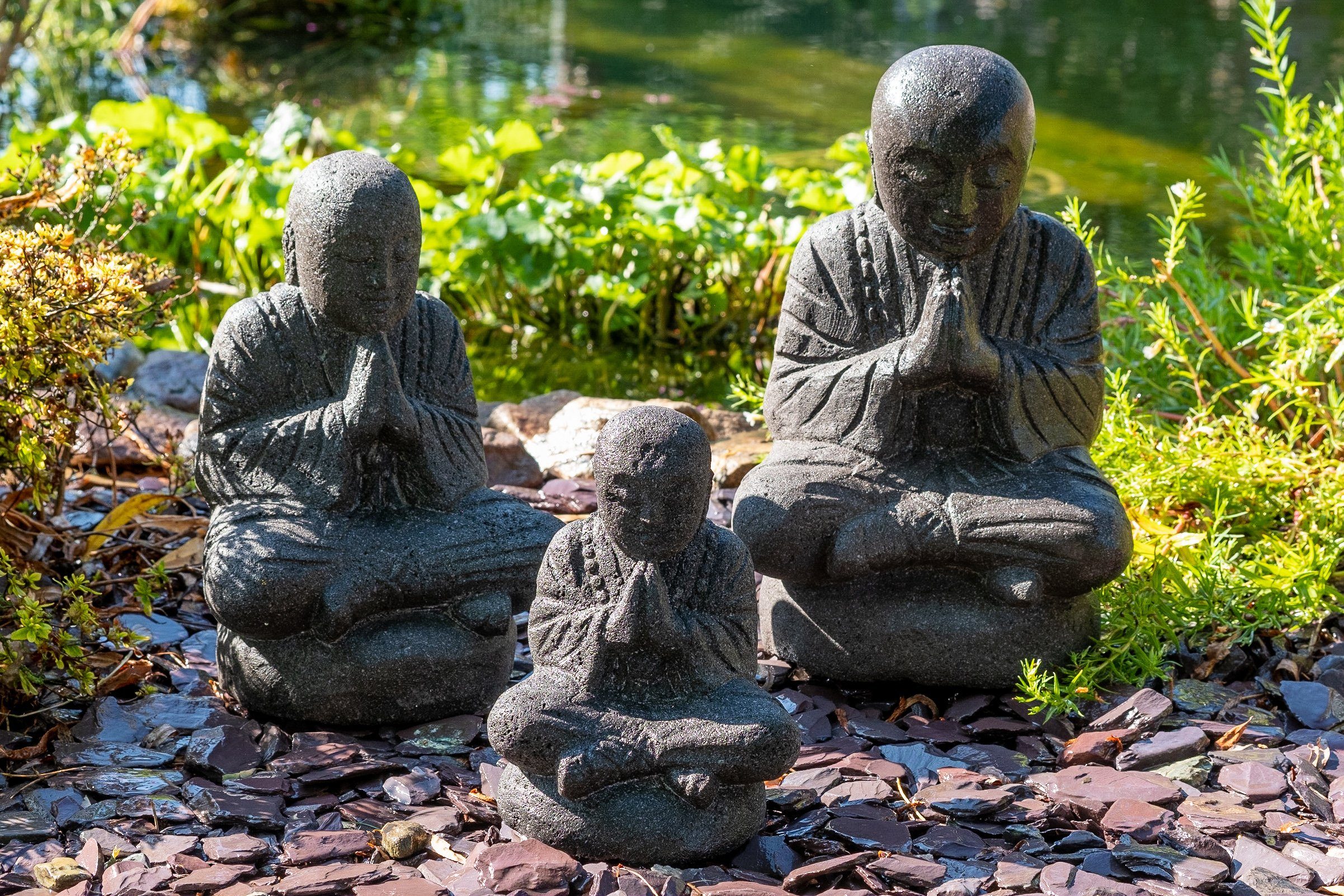 IDYL Gartenfigur Lavastein Figur Shaolin aus wetterfest leichten – Mönch, Reine industrielles und Handarbeit kein mit Einschüssen Naturprodukt – frostsicher – Produkt ein Steinguss. Lavastein –