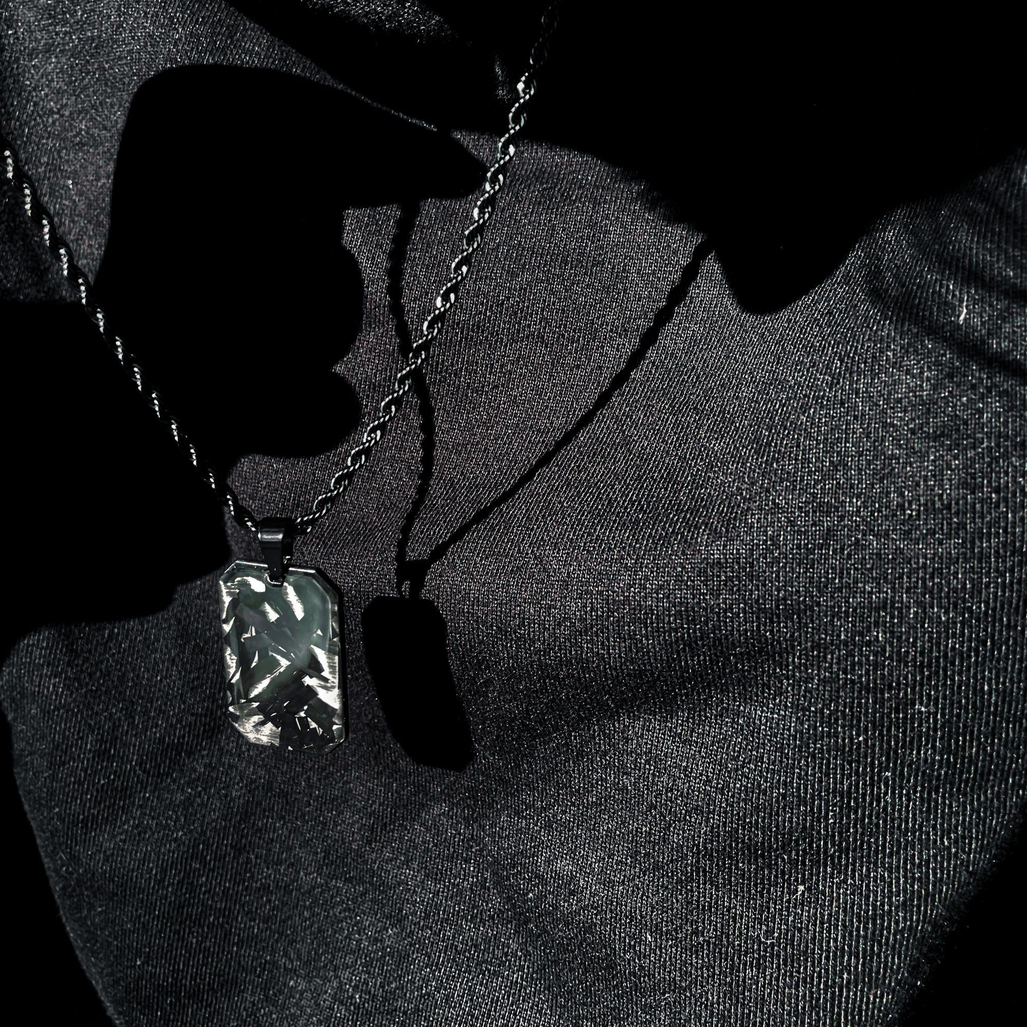 CRBNCNCPT Kette mit Anhänger Carbon Dog Tag Anhänger mit schwarzer Edelstahl Kette Herren Halskette