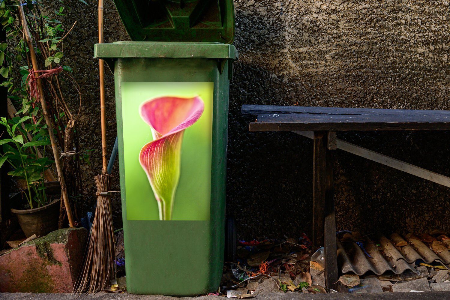Calla-Blume grünem auf Mülltonne, Hintergrund Container, Bunte Abfalbehälter Mülleimer-aufkleber, St), Sticker, Wandsticker (1 MuchoWow