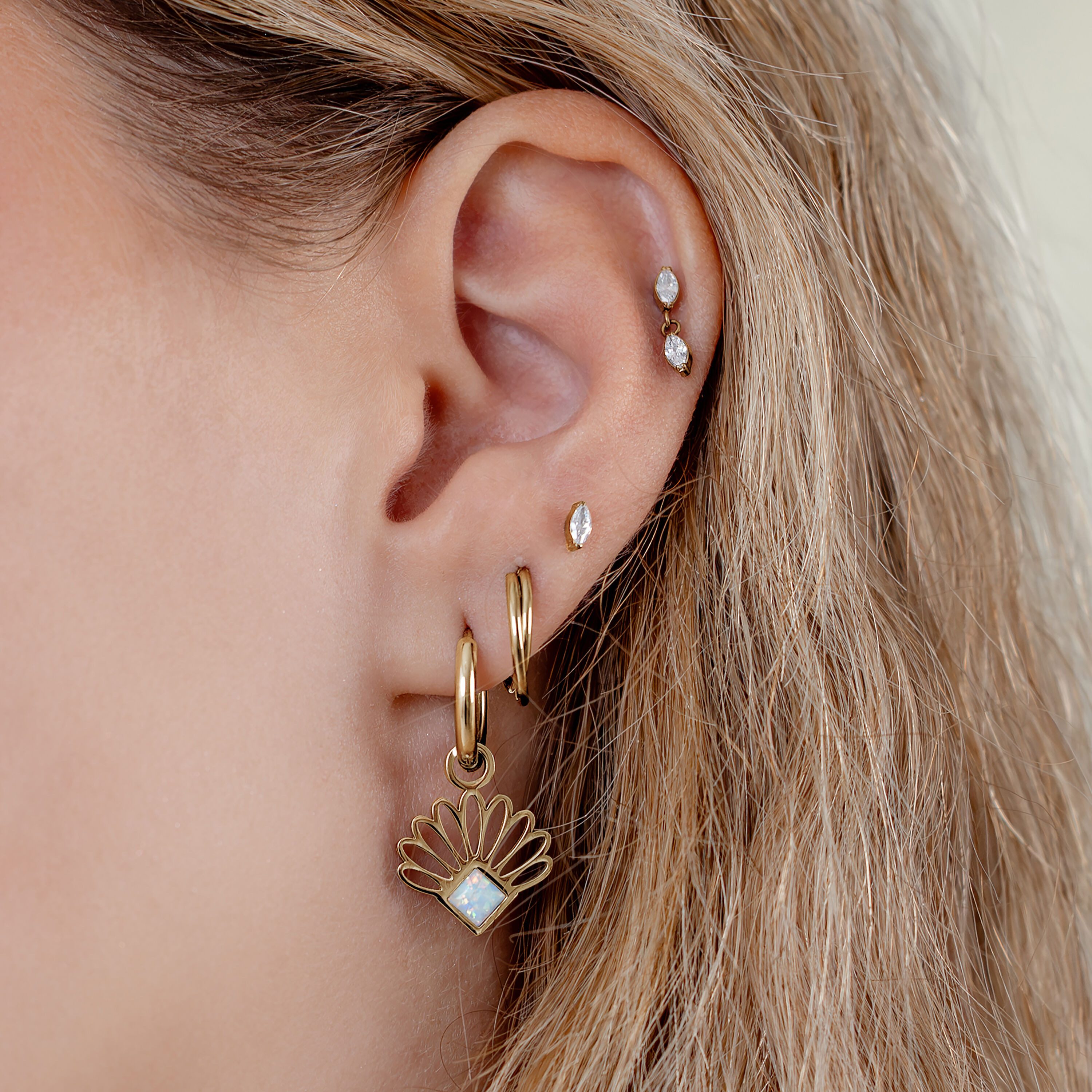 Wildcat Paar Ohrhänger Synthetic Opal Fan Hoops (Pair) - Gold, Chirurgenstahl 316L - wasserfest, langlebig, hautverträglich