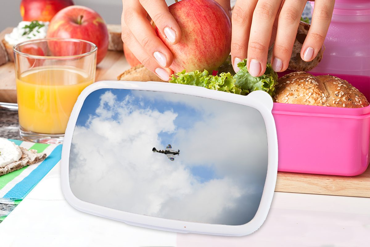 MuchoWow Lunchbox Spitfire-Flugzeug Himmel, Kunststoff (2-tlg), Kinder, in Brotbox einem Kunststoff, rosa Snackbox, Brotdose Erwachsene, bewölkten Mädchen, für