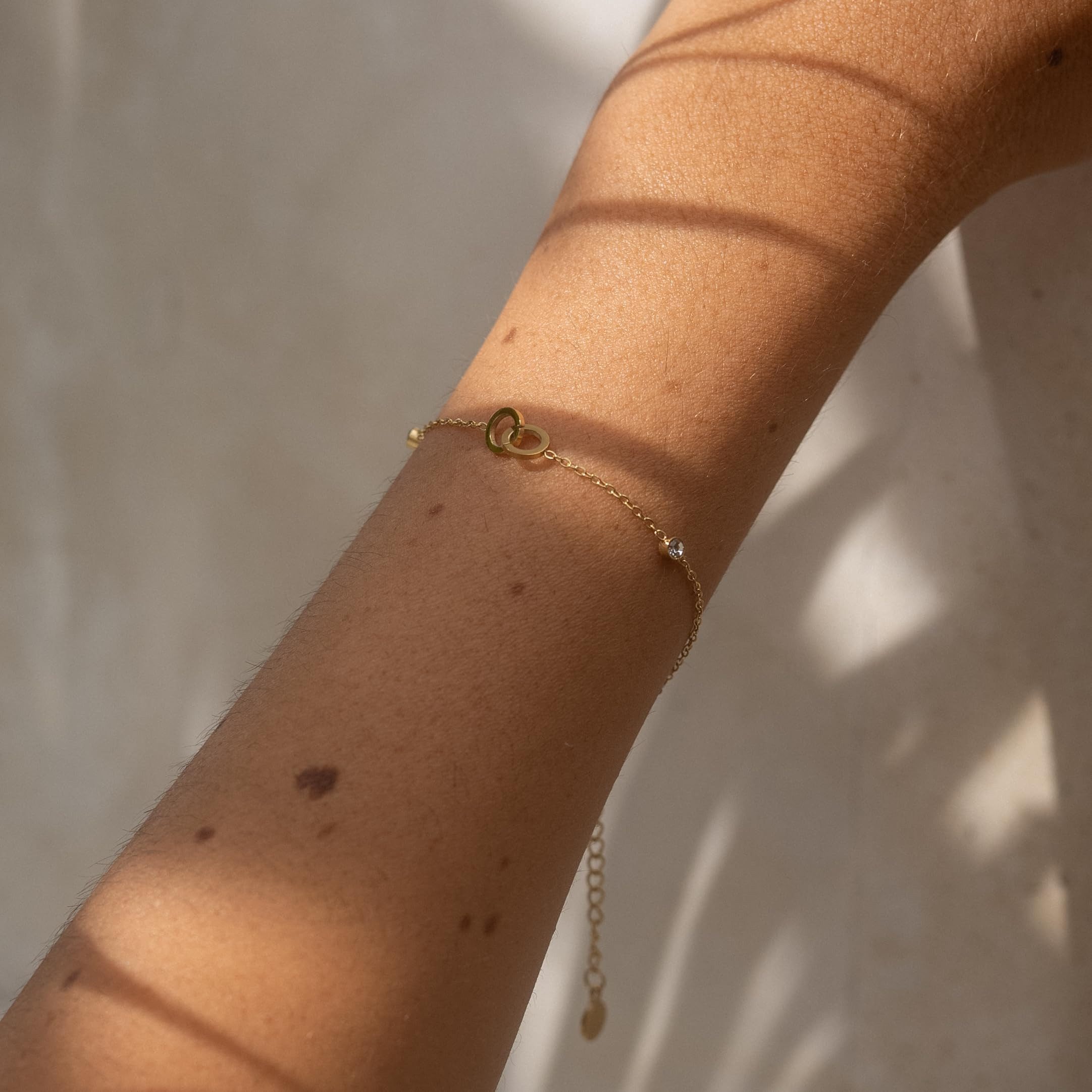 Made by Nami Armband Edelstahl Damen Gold mit zwei Edelsteinen & zwei verwundenen Kreisen, 16 + 4 cm Mutter Tochter Geschenk Wasserfester Schmuck