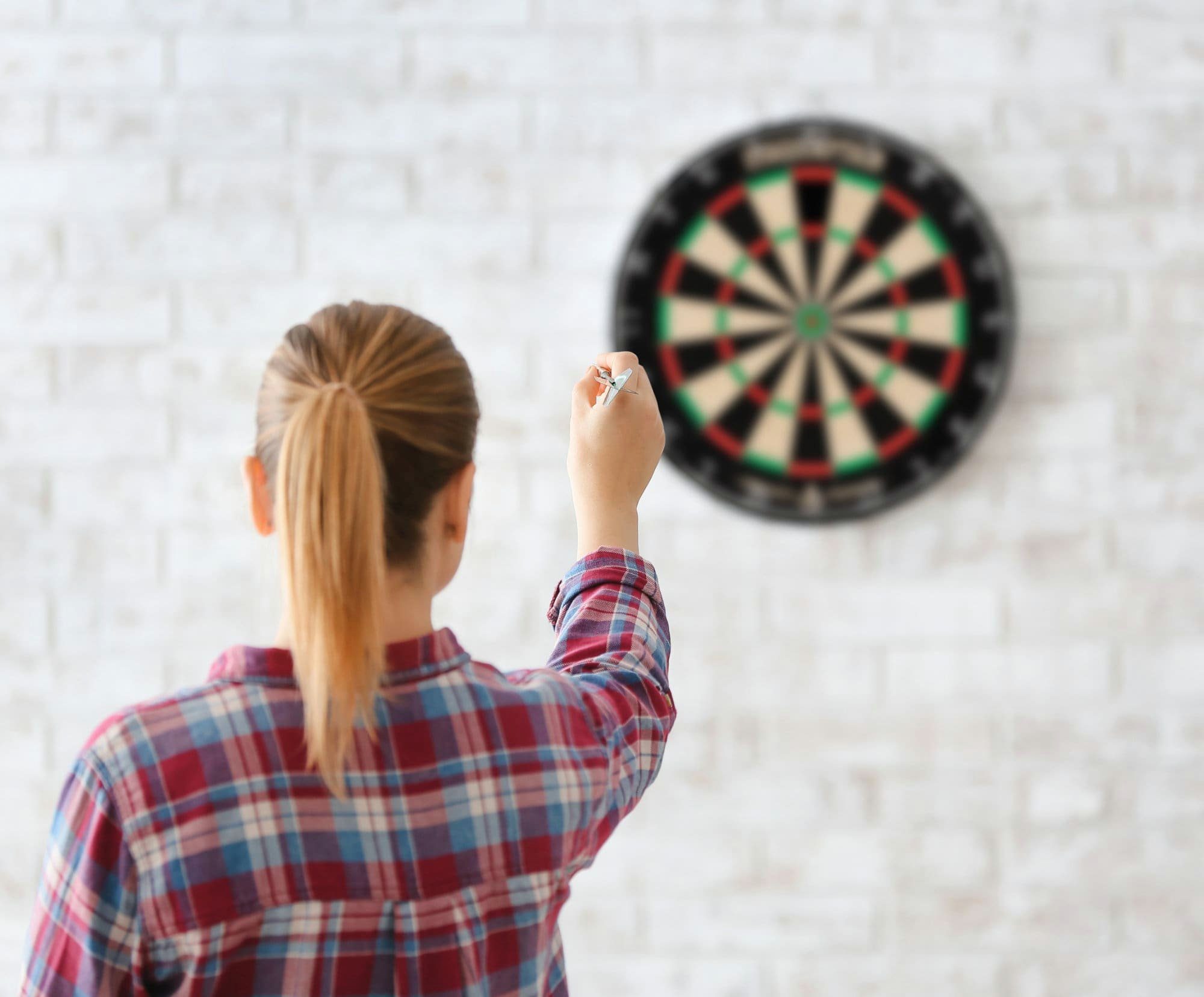 Stagecaptain Dartscheibe DBS-1715 BullsEye Pro, (Dartboard-Set, 19-tlg., inkl. Dartmatte, 6 Dartpfeilen und 12 Flights), Steeldartscheibe aus Sisal mit dünnen Drähten