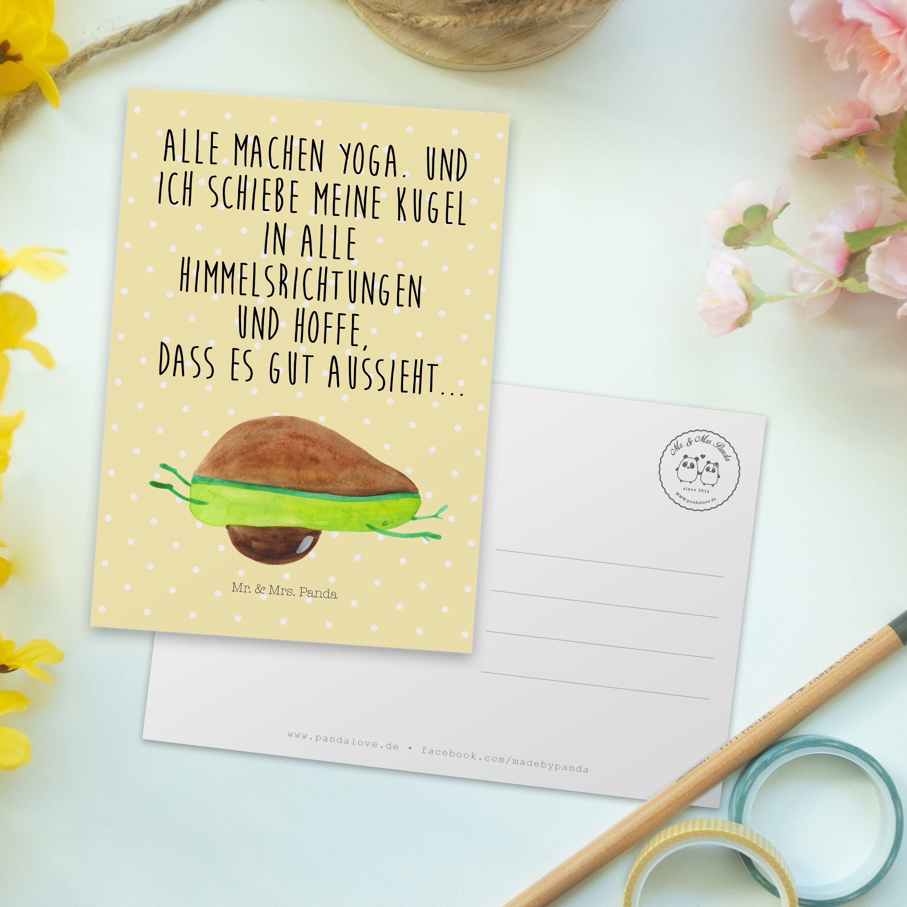 & Geschenk, - Gelb Mr. Avocado Einladung, Postkarte - Mrs. Panda Geburtstagskarte Yoga Pastell