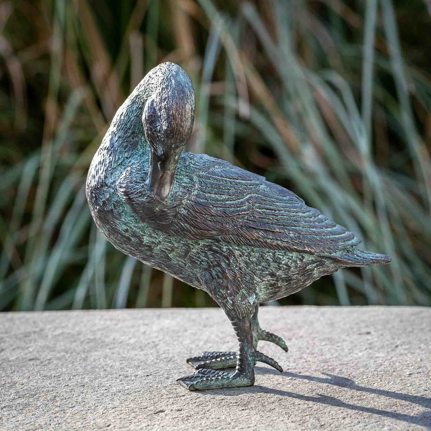 IDYL Gartenfigur IDYL Bronze-Skulptur Eine Ente die sich wäscht, Bronze