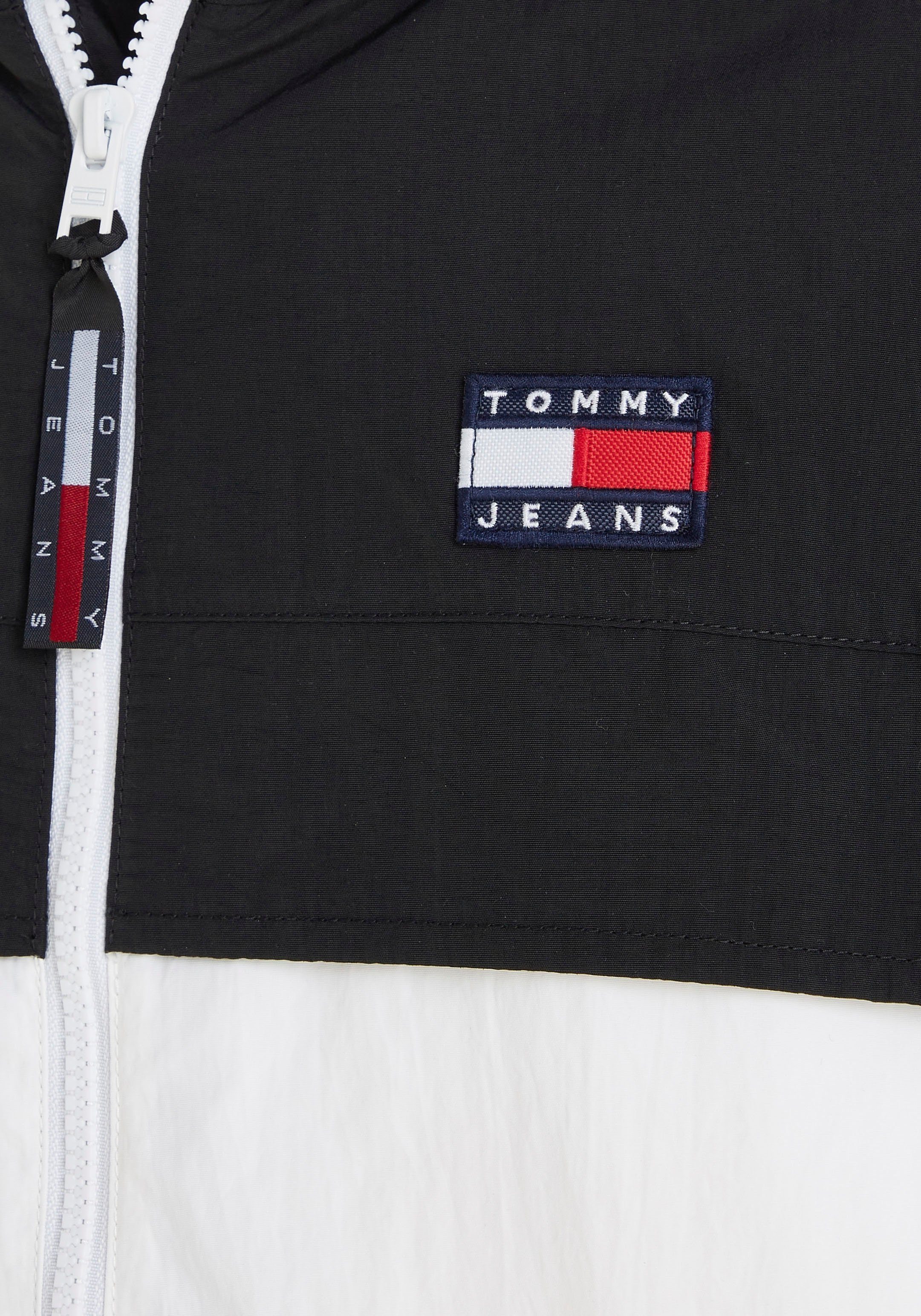 Tommy Jeans Windbreaker TJM CLBK Design WINDBREAKER CHICAGO colorblocking im Black/DeepCrimson/White