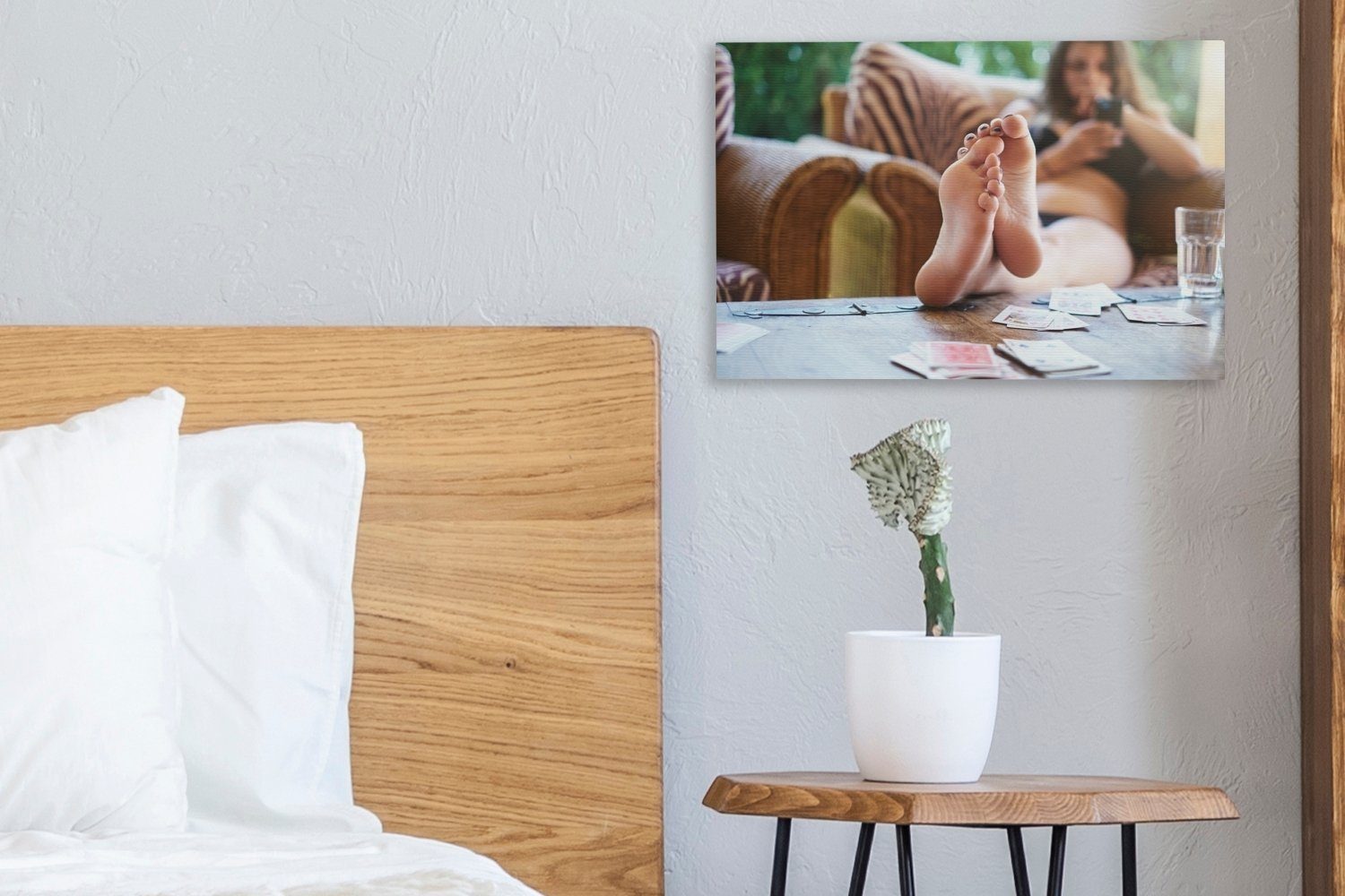 OneMillionCanvasses® Leinwandbild Teenager mit Füßen Leinwandbilder, cm Wanddeko, auf dem 30x20 St), Wandbild Aufhängefertig, (1 Tisch