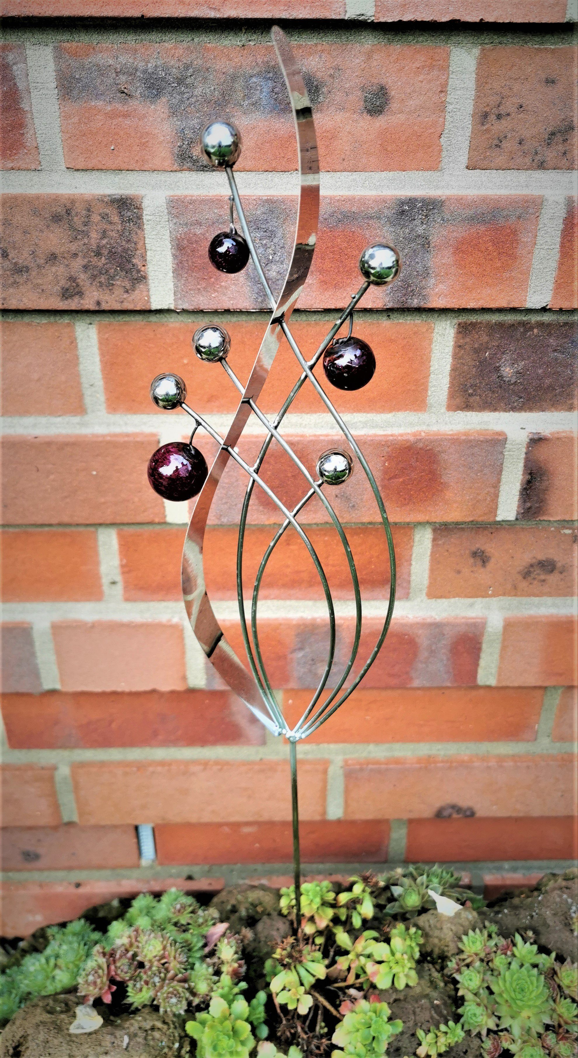 Jürgen Bocker - Gartenambiente Gartenstecker Skulptur Venedig klein Edelstahl Kugeln violett Beetstecker