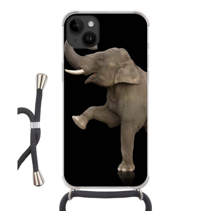 MuchoWow Handyhülle Elefant mit erhobenem rechten Bein auf schwarzem Hintergrund Handyhülle Telefonhülle Apple iPhone 14 Plus