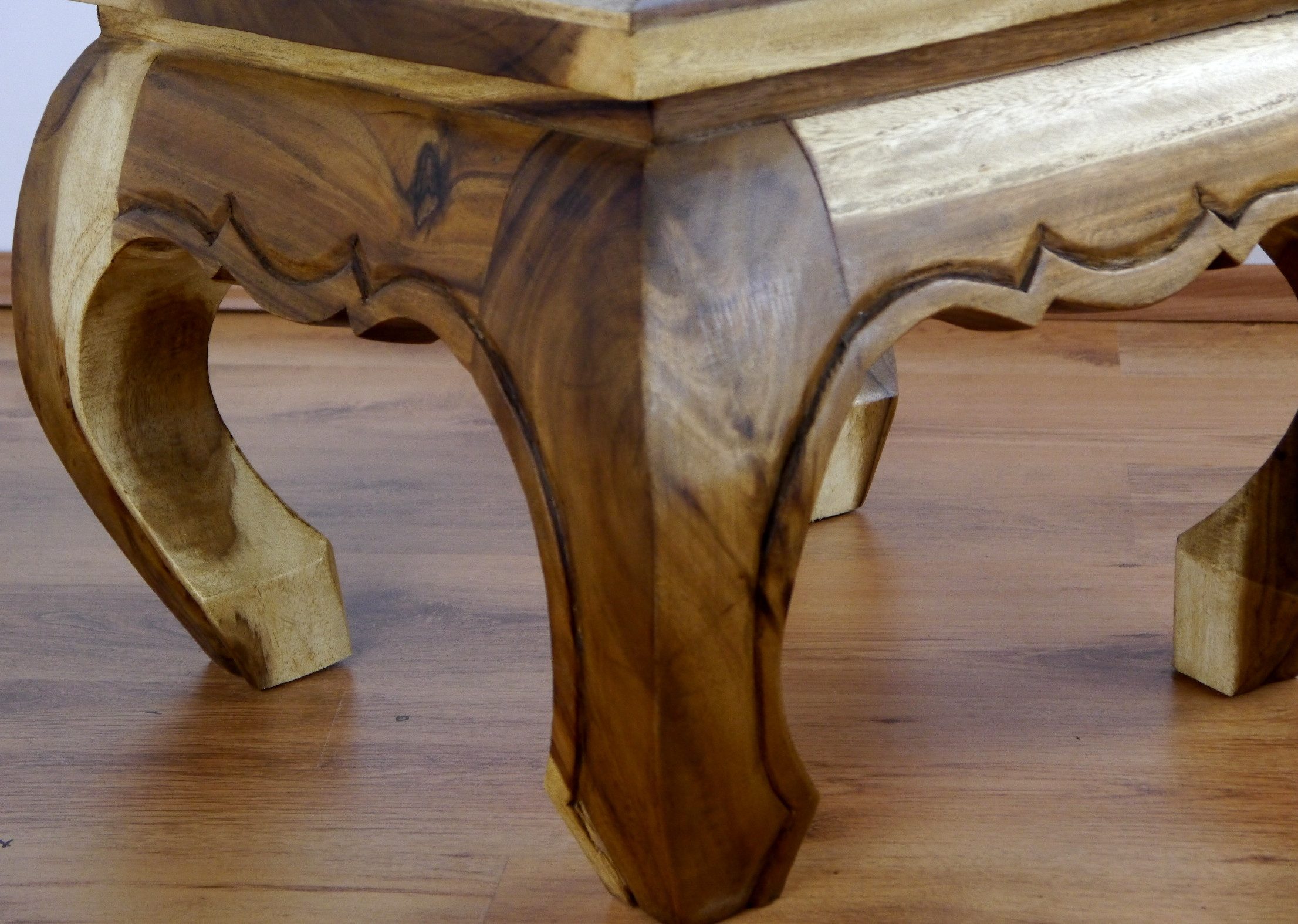 livasia Couchtisch Opiumtisch mit handgefertigter Schnitzerei, Akazie 55x55x40cm, handgefertigt