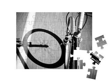 puzzleYOU Puzzle Fahrrad auf der Straße, schwarz-weiß, 48 Puzzleteile, puzzleYOU-Kollektionen Fotokunst