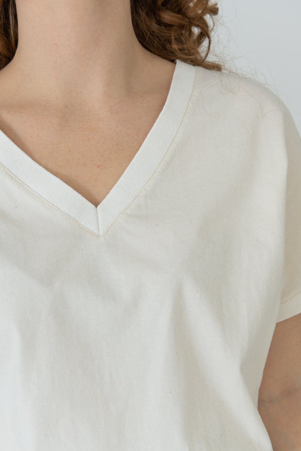 Bio-Baumwolle V-Ausschnitt OF MINE aus T-Shirt STORY ungefärbt T-Shirt