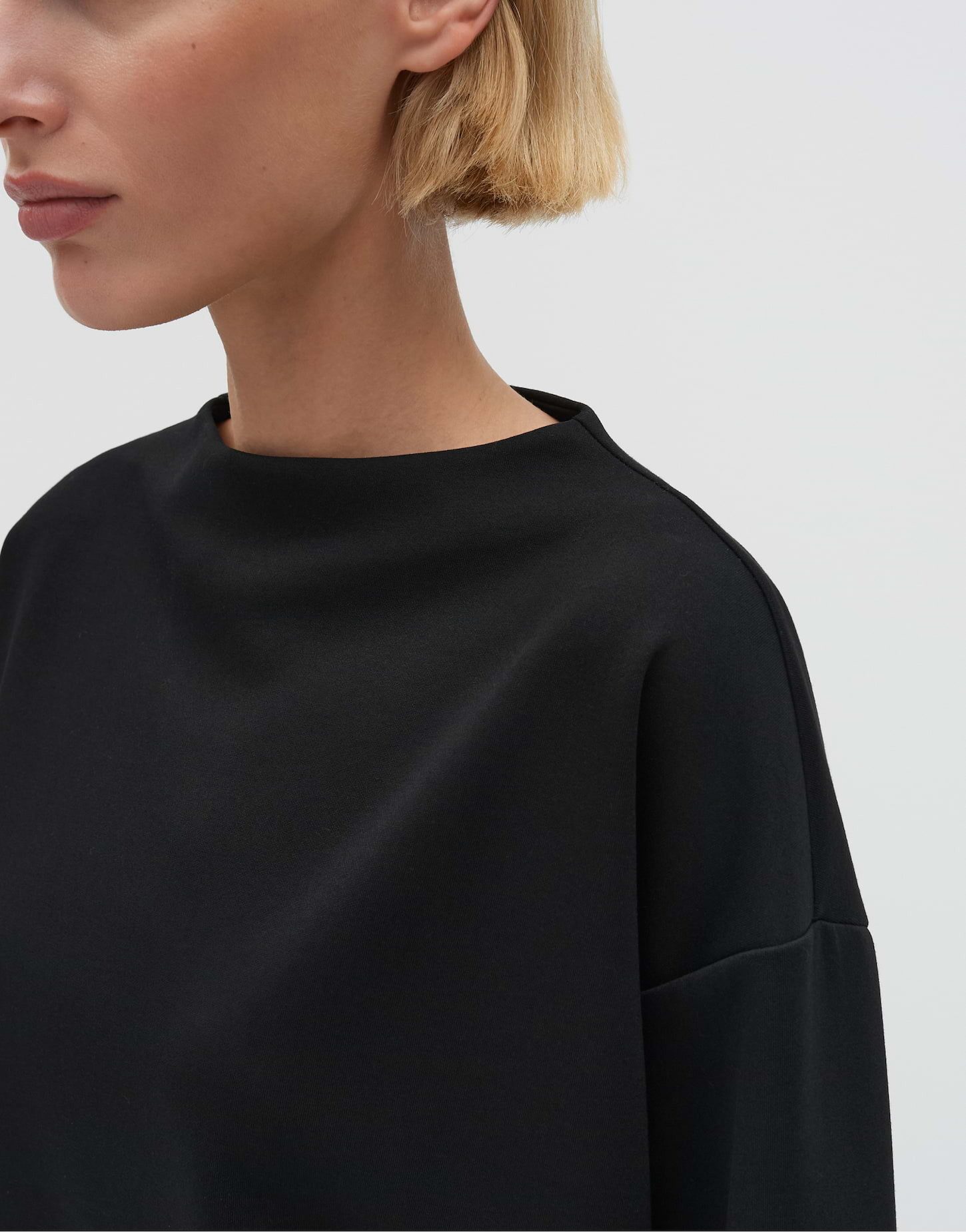 someday Sweatshirt UTALBA DETAIL Regular aus Viskose Mix gerader Schnitt, lockere Passform, farblich abgesetzte Rippbündchen