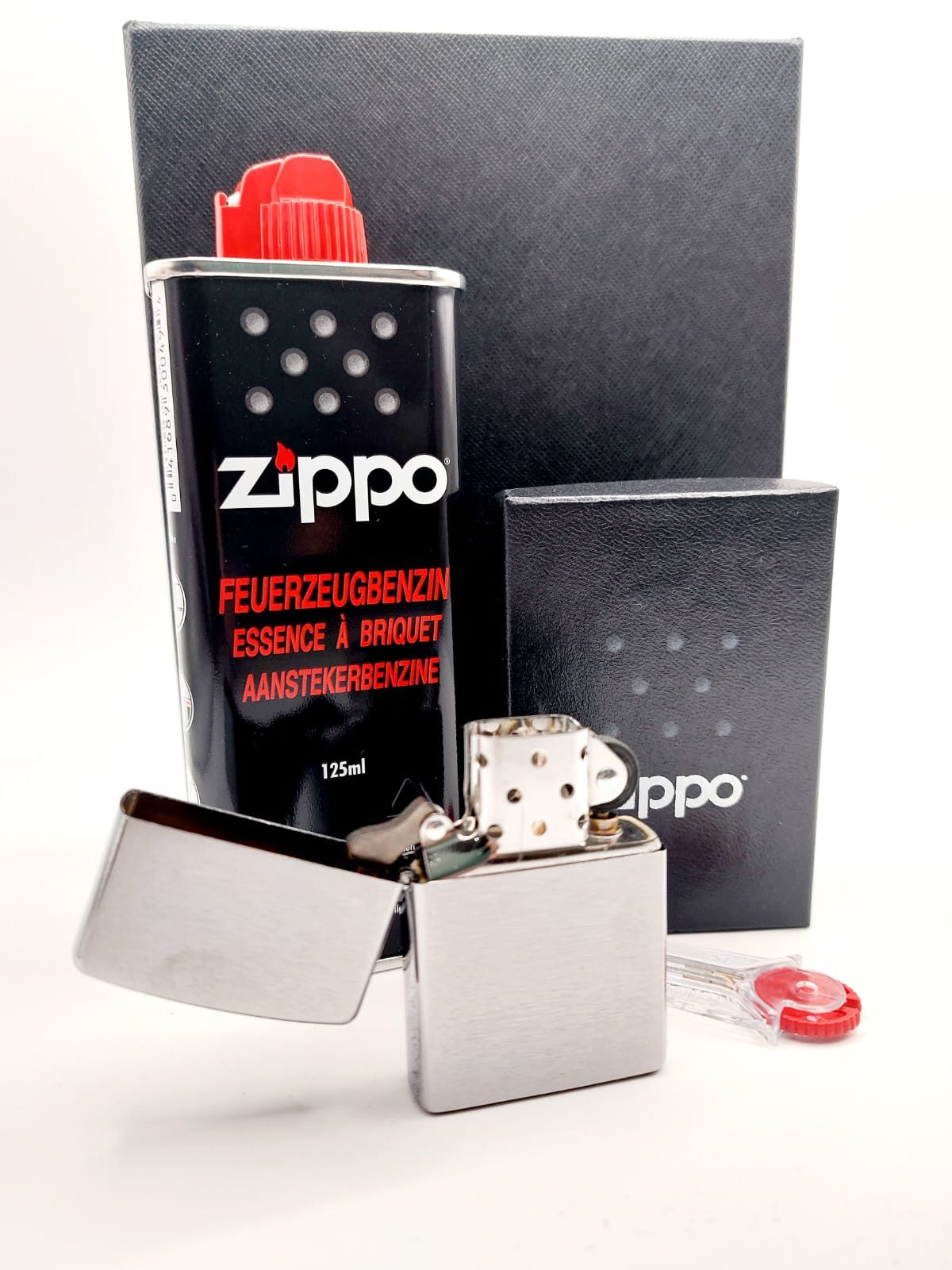 Zippo Feuerzeug Zippo Chrome Gebürstet Geschenkset Sturmfeuerzeug (4 teilig mit schöner Geschenkbox), inkl. original Zippo Benzin und 6 Feuersteine