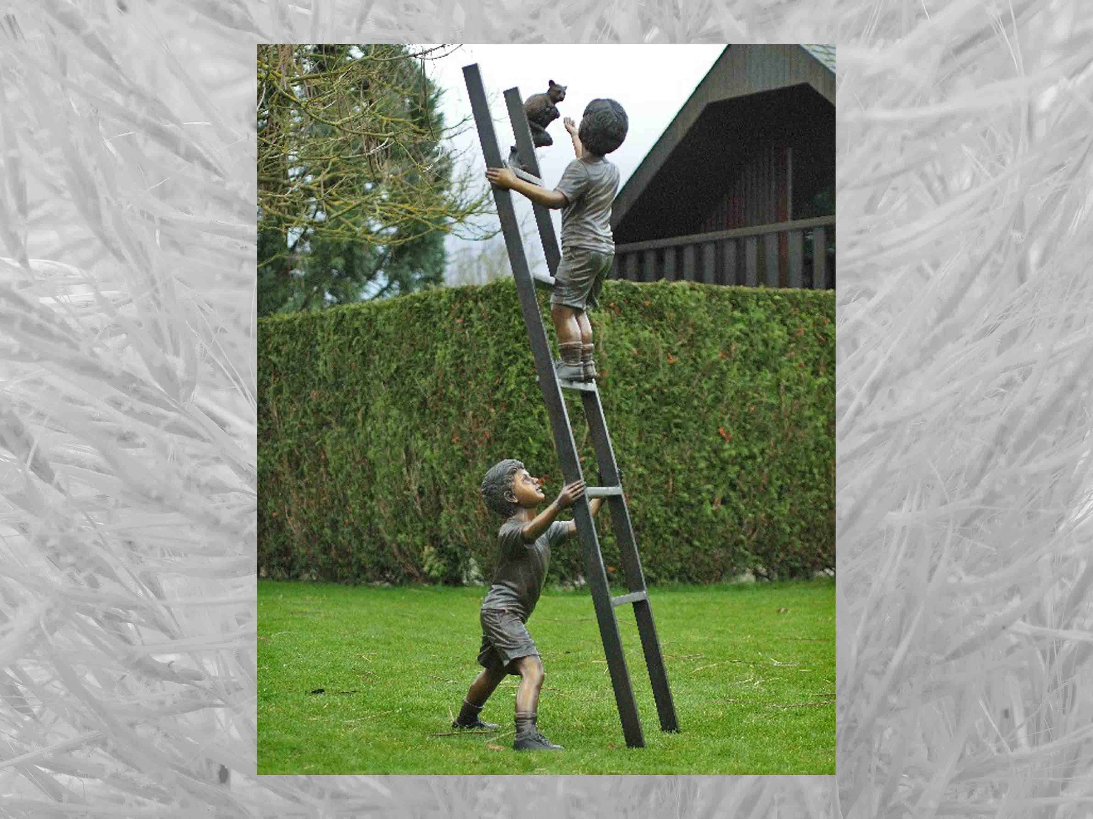 IDYL Gartenfigur IDYL Bronze-Skulptur Zwei Kinder auf Leiter mit Katze, Bronze