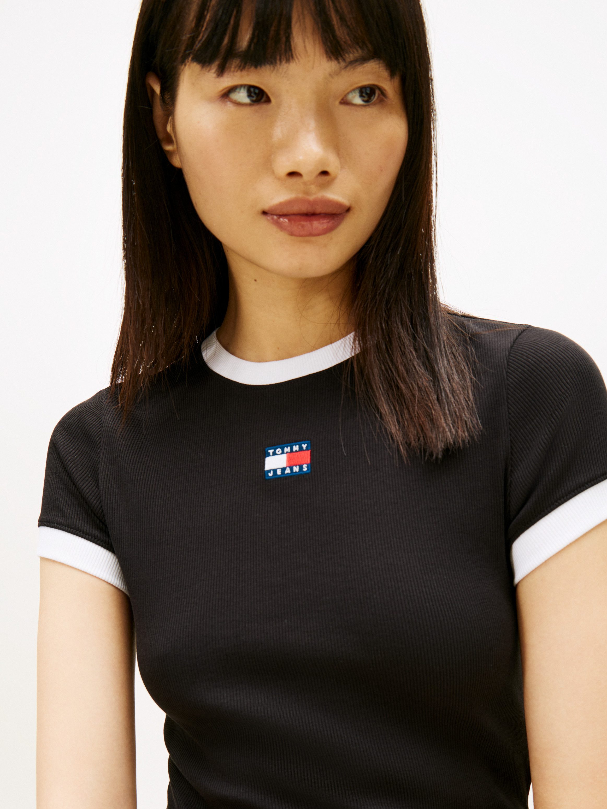 Tommy Jeans Kurzarmshirt TJW SLIM SH BADGE SS RIB EXT in gerippter Struktur