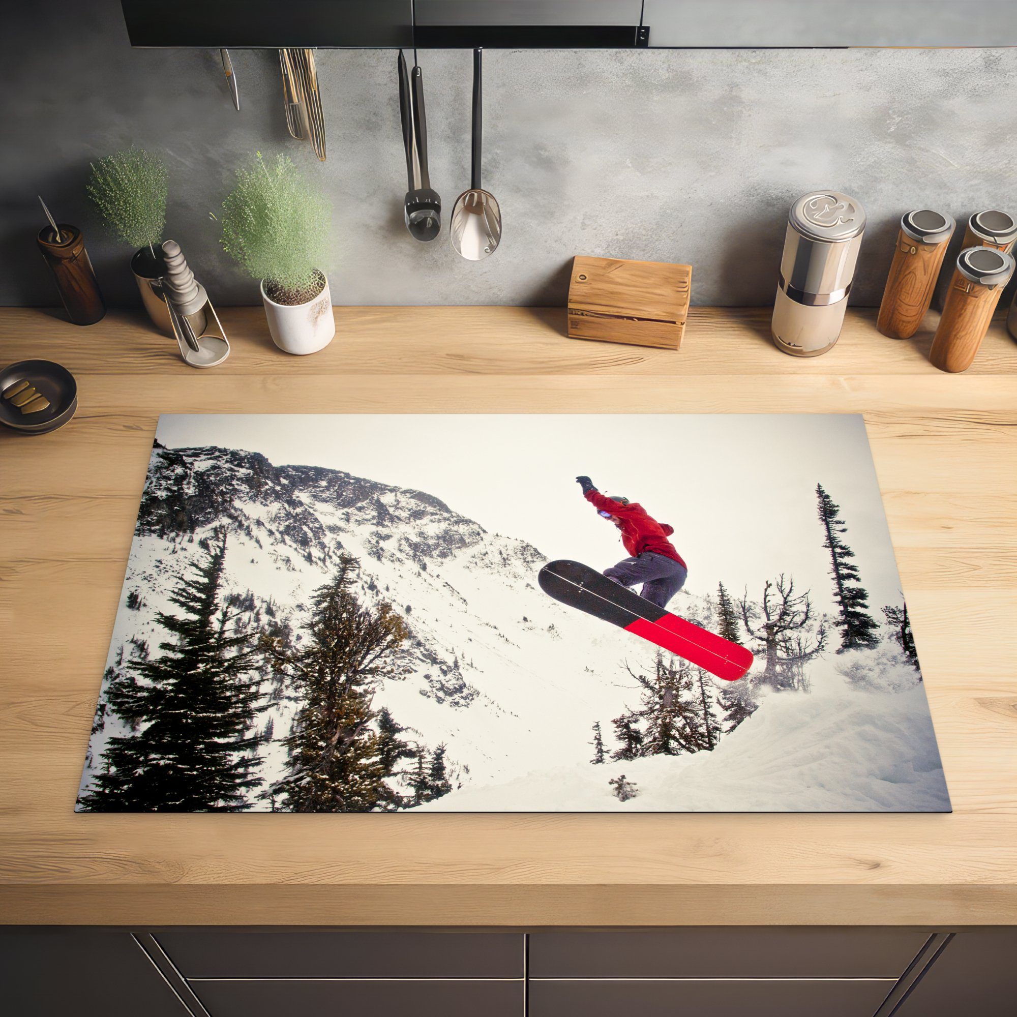 Vinyl, für Ceranfeldabdeckung in Snowboarder 81x52 MuchoWow Induktionskochfeld großen cm, Schutz küche, macht Herdblende-/Abdeckplatte Rot tlg), Sprung, einen die (1 Ein