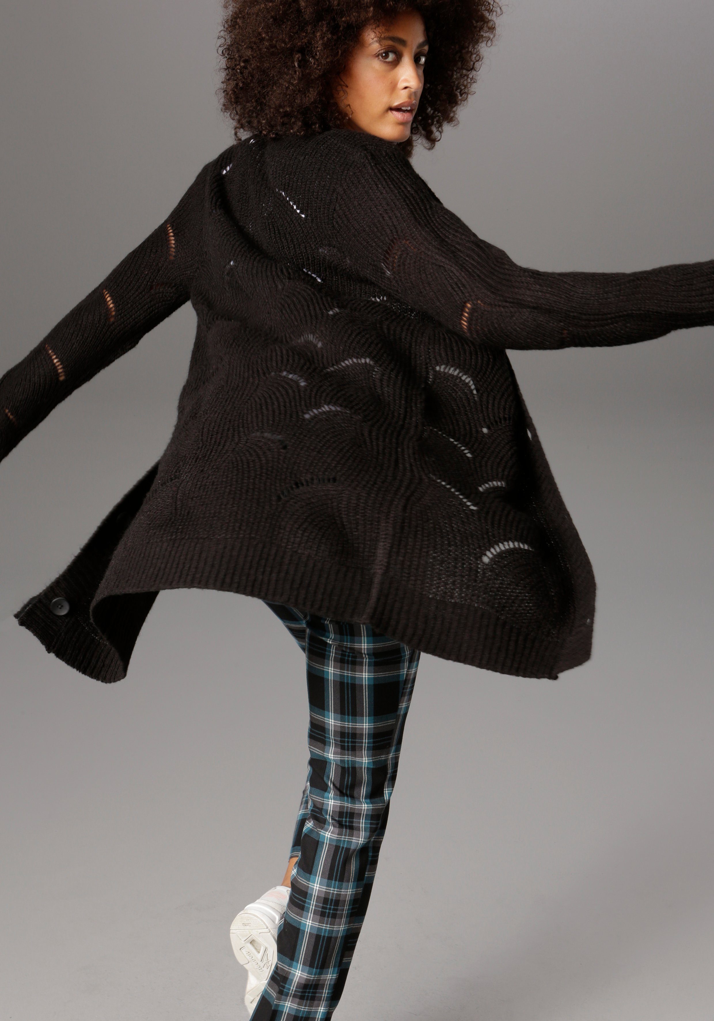 Aniston mit schwarz Lochstrick-Muster SELECTED Longstrickjacke