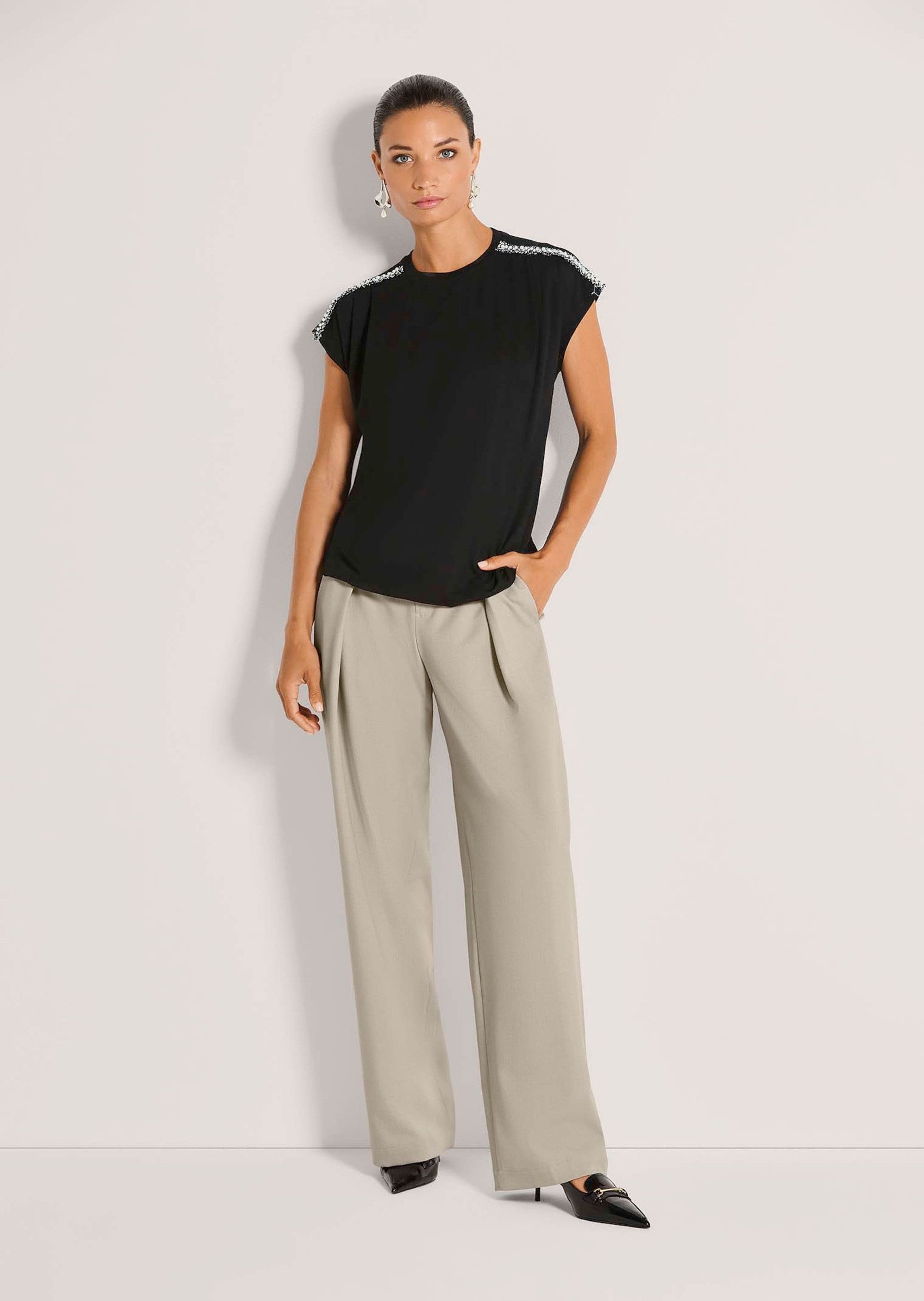 MADELEINE Kurzarmshirt Legeres Basic-Shirt mit Kurzarm, Rundhals Viskose-Oberteil mit Perlen-Details, überschnittene Schultern