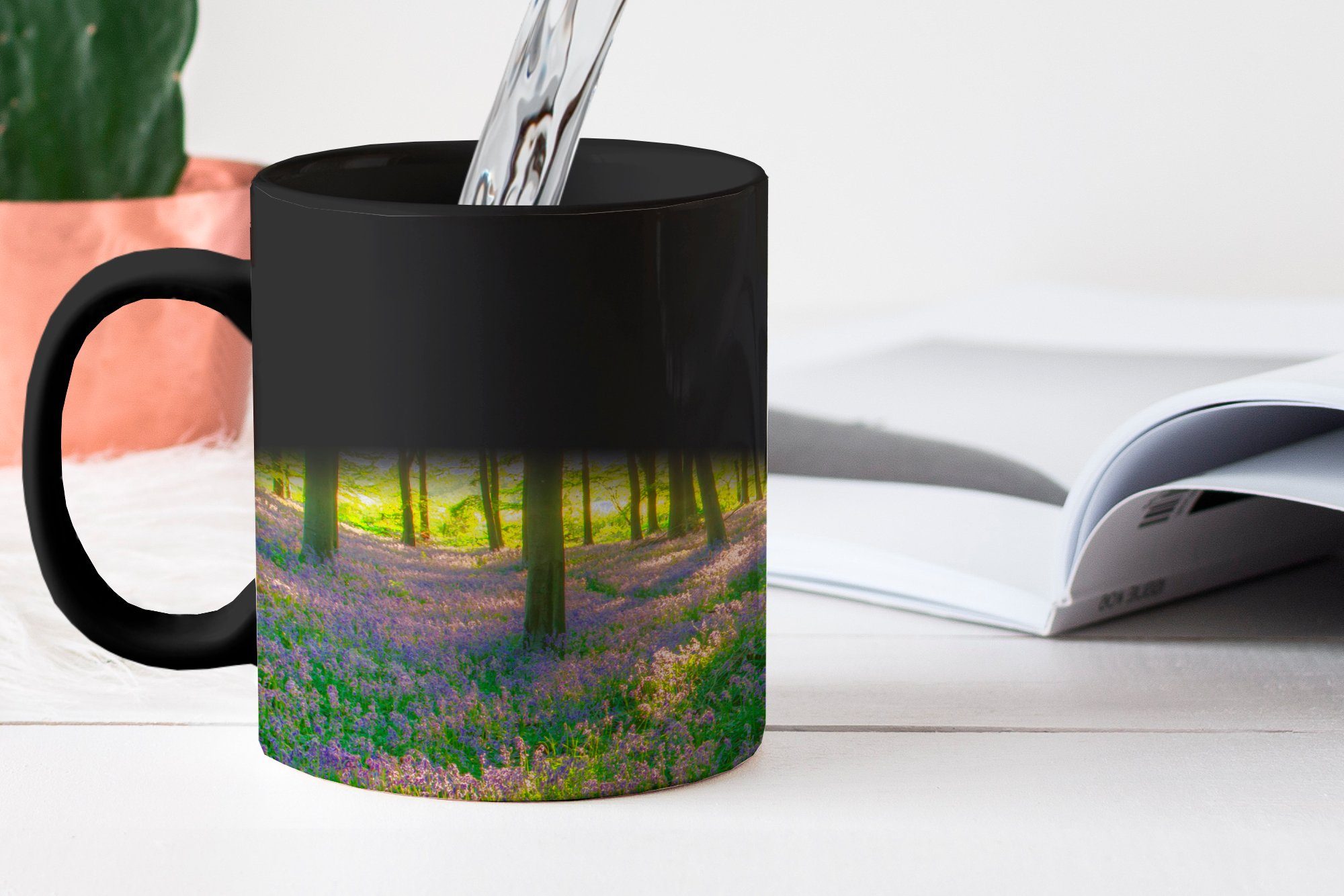 sonnigen Zaubertasse, Kaffeetassen, Teetasse, Tag, MuchoWow Keramik, mit einem an Sternhyazinthen Ein Farbwechsel, Tasse Wald bewachsener Geschenk