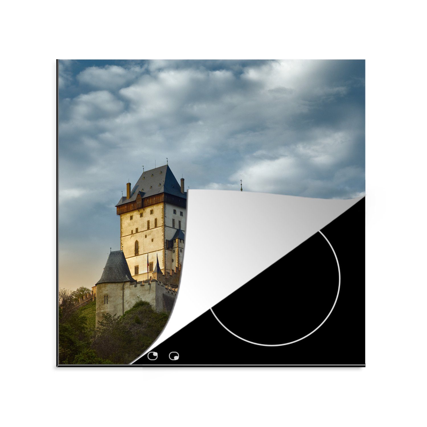MuchoWow Herdblende-/Abdeckplatte Schloss Karlstejn mit Gewitterwolken in Prag in der Tschechischen, Vinyl, (1 tlg), 78x78 cm, Ceranfeldabdeckung, Arbeitsplatte für küche