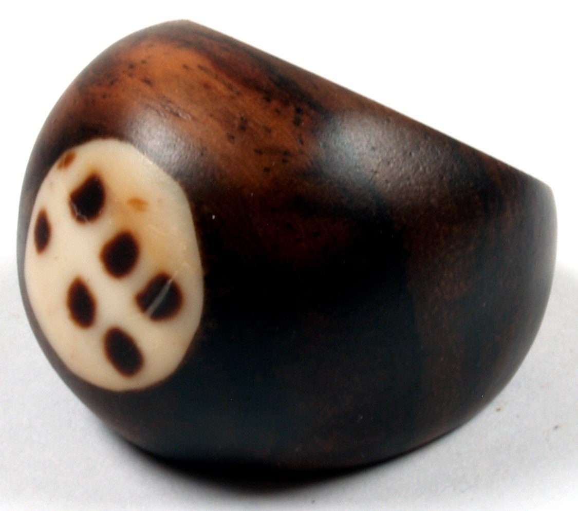 Guru-Shop Fingerring Handgeschnitzter Holzring mit gravierter..