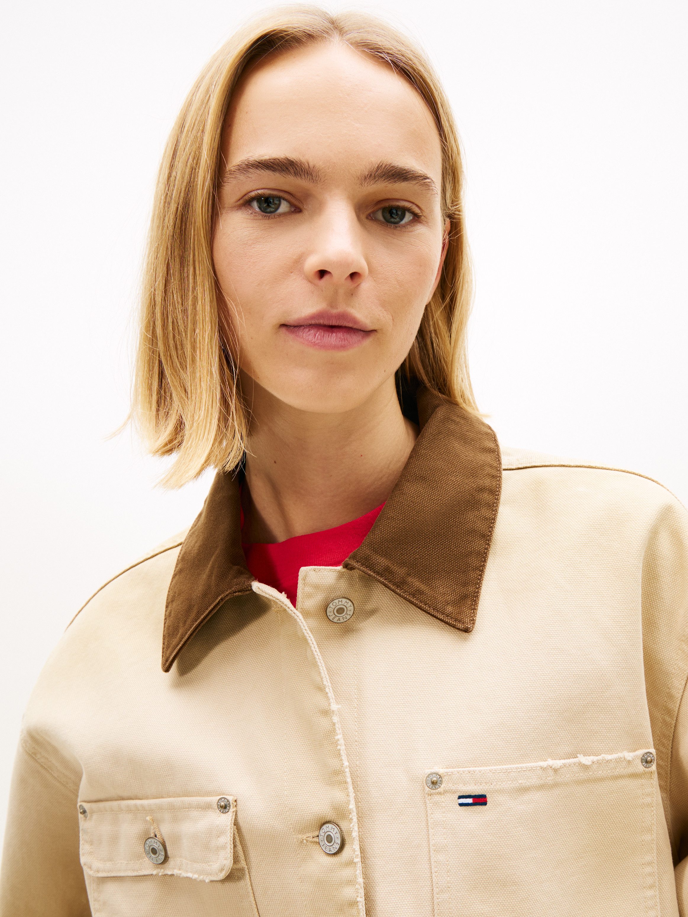 Tommy Jeans Langjacke TJW OVS DISTRESSED CHORE JACKET mit farblich abgesetztem Umlegekragen, Oversized Fit – Bild 2 von 5