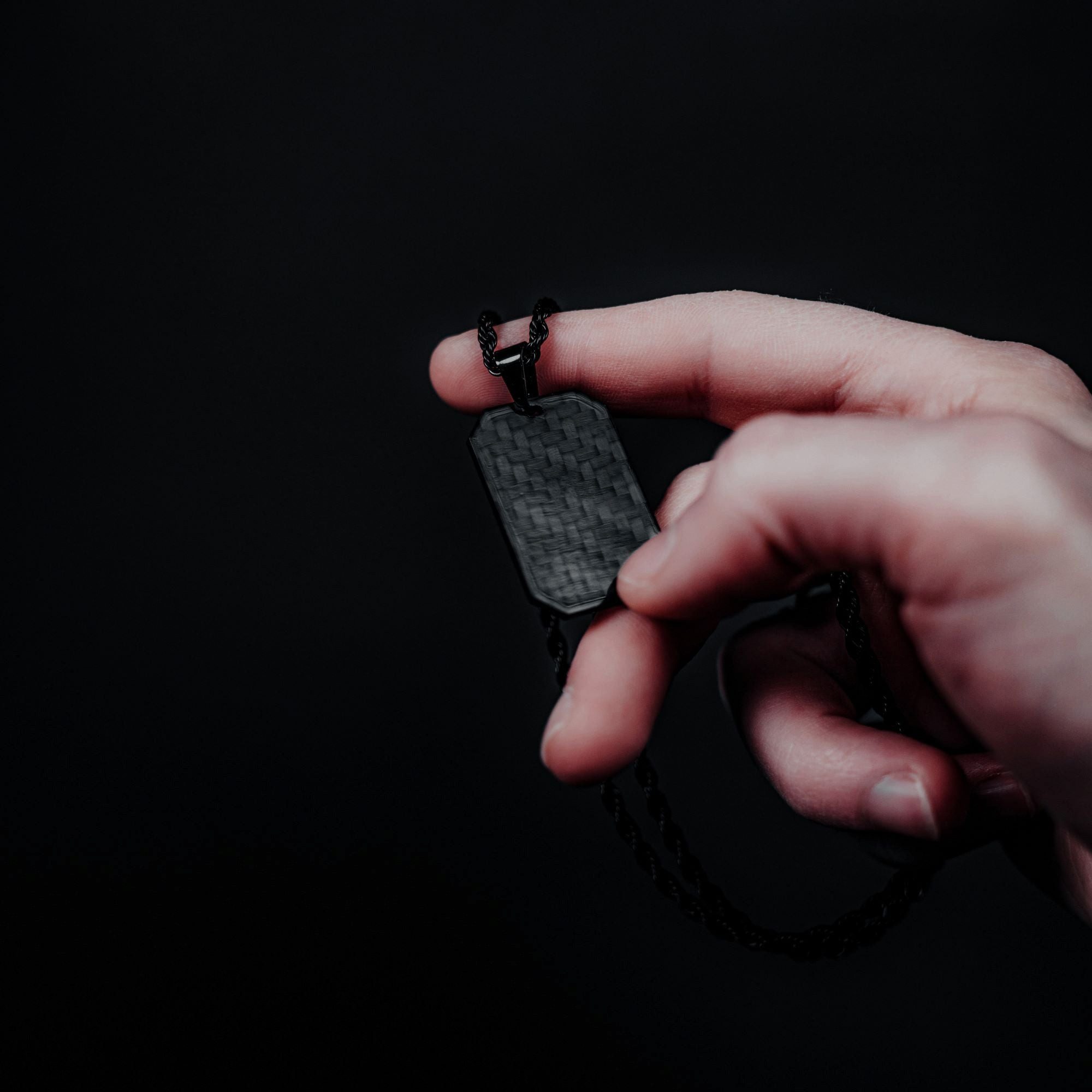 CRBNCNCPT Kette mit Anhänger Carbon Dog Tag Anhänger mit schwarzer Edelstahl Kette Herren Halskette – Bild 5 von 5
