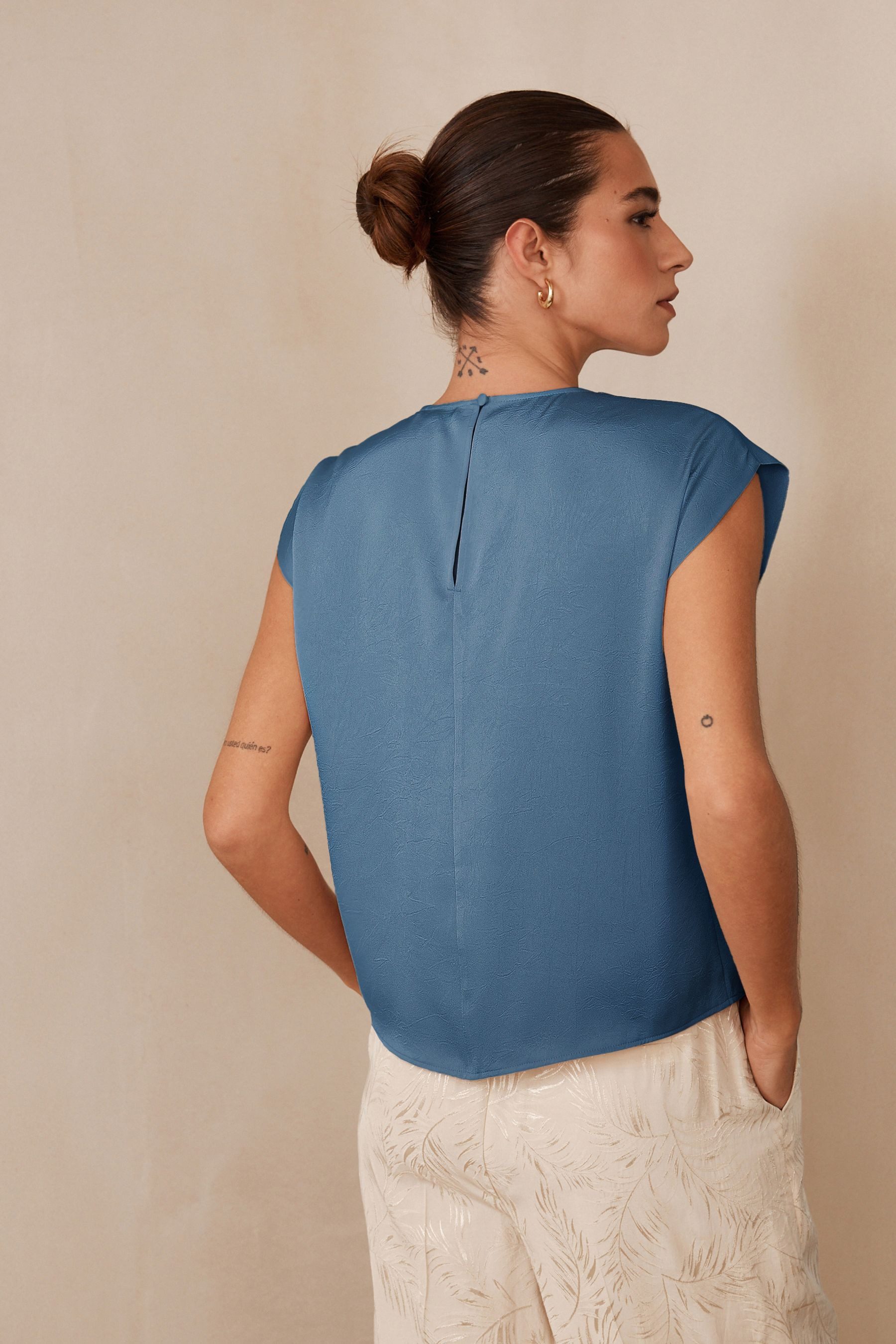 Next Blusentop Asymmetrisches Satin-Top in Knitteroptik günstig online kaufen