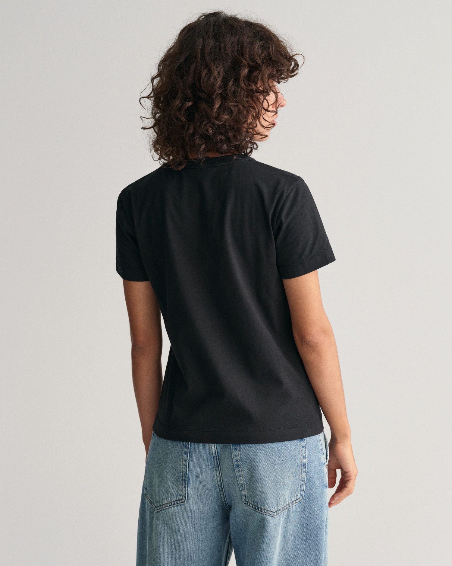 Gant T-Shirt REG SHIELD KA T-SHIRT mit einer kleinen aufgestickten Wappen-Grafik auf der Brust