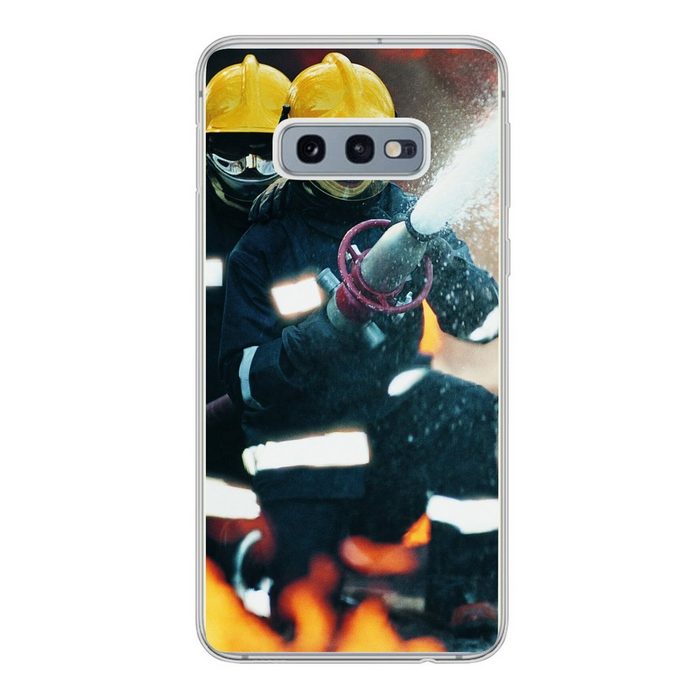 MuchoWow Handyhülle Feuerwehrleute halten Wasserschlauch Phone Case Handyhülle Samsung Galaxy S10e Silikon Schutzhülle