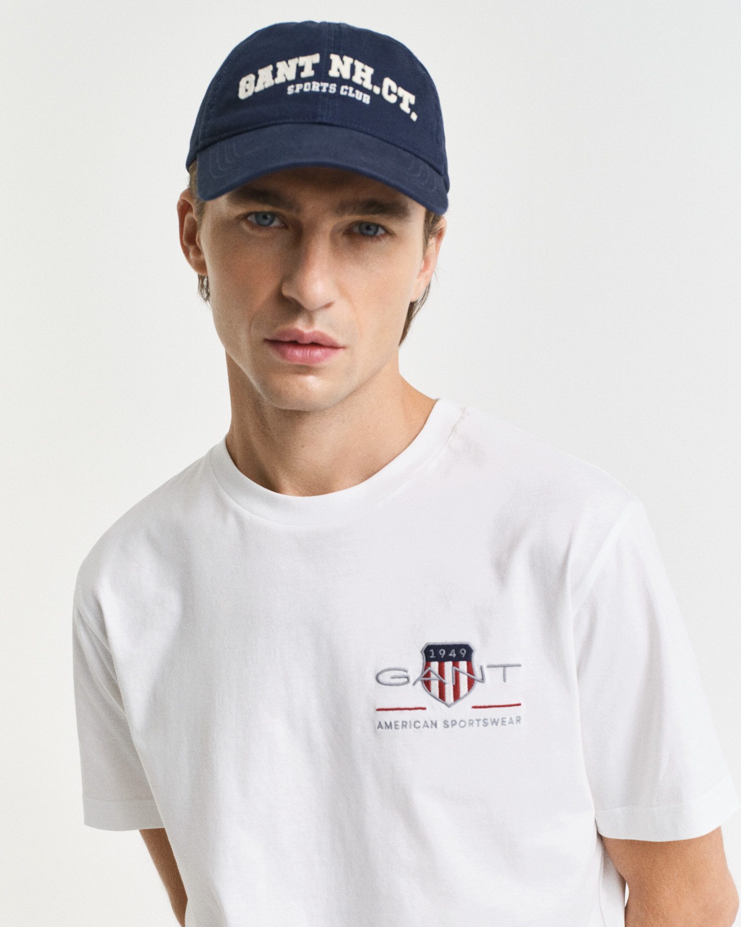 Gant T-Shirt REG ARCHIVE SHIELD EMB SS T-SHIRT von dem Archiv aus den 1980er-Jahren inspiriert