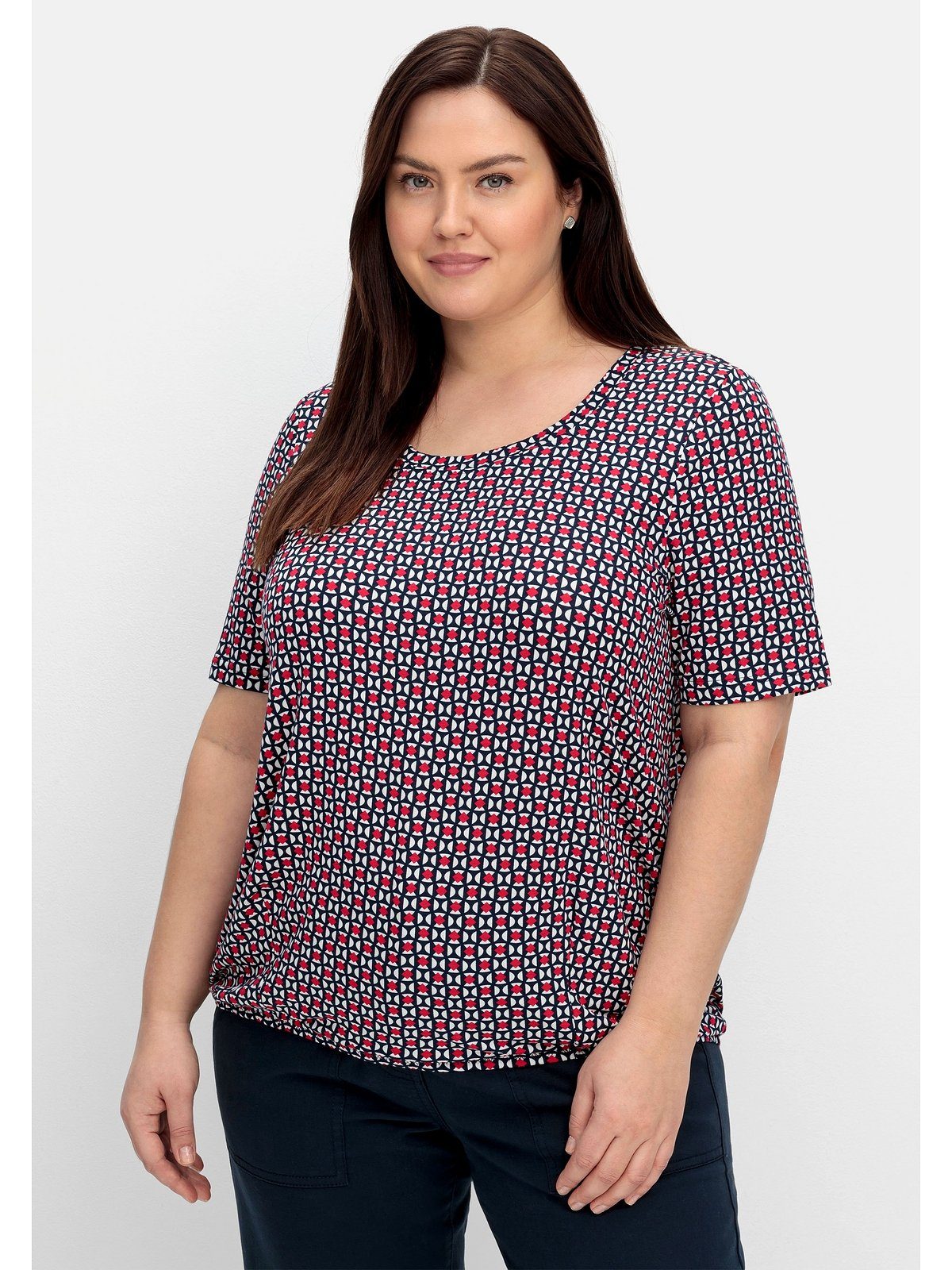 Sheego T-Shirt Große Größen mit grafischem Muster und Saumgummi | V-Shirts