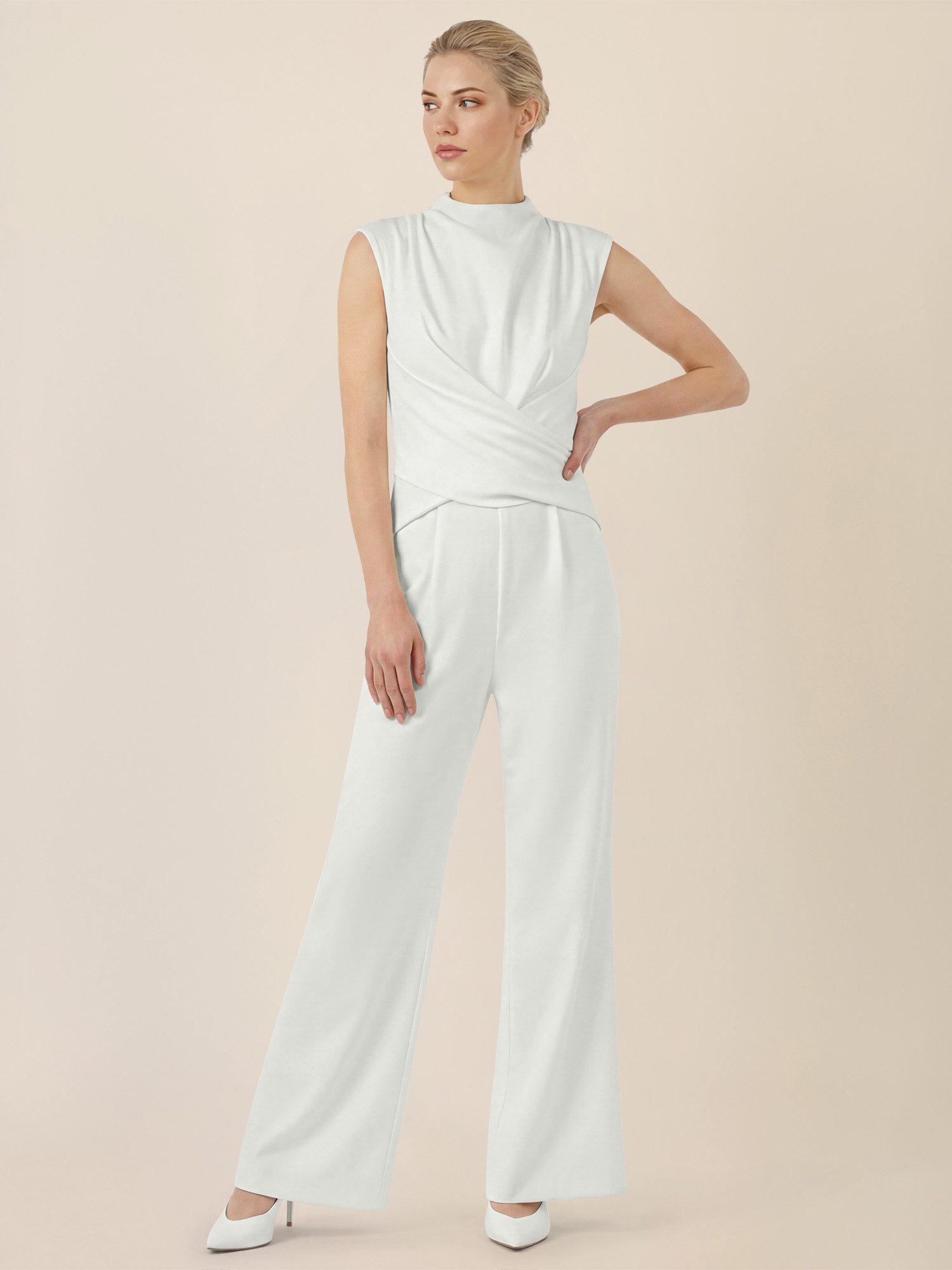 Apart Jumpsuit mit Wickeleffekt und weitem Bein