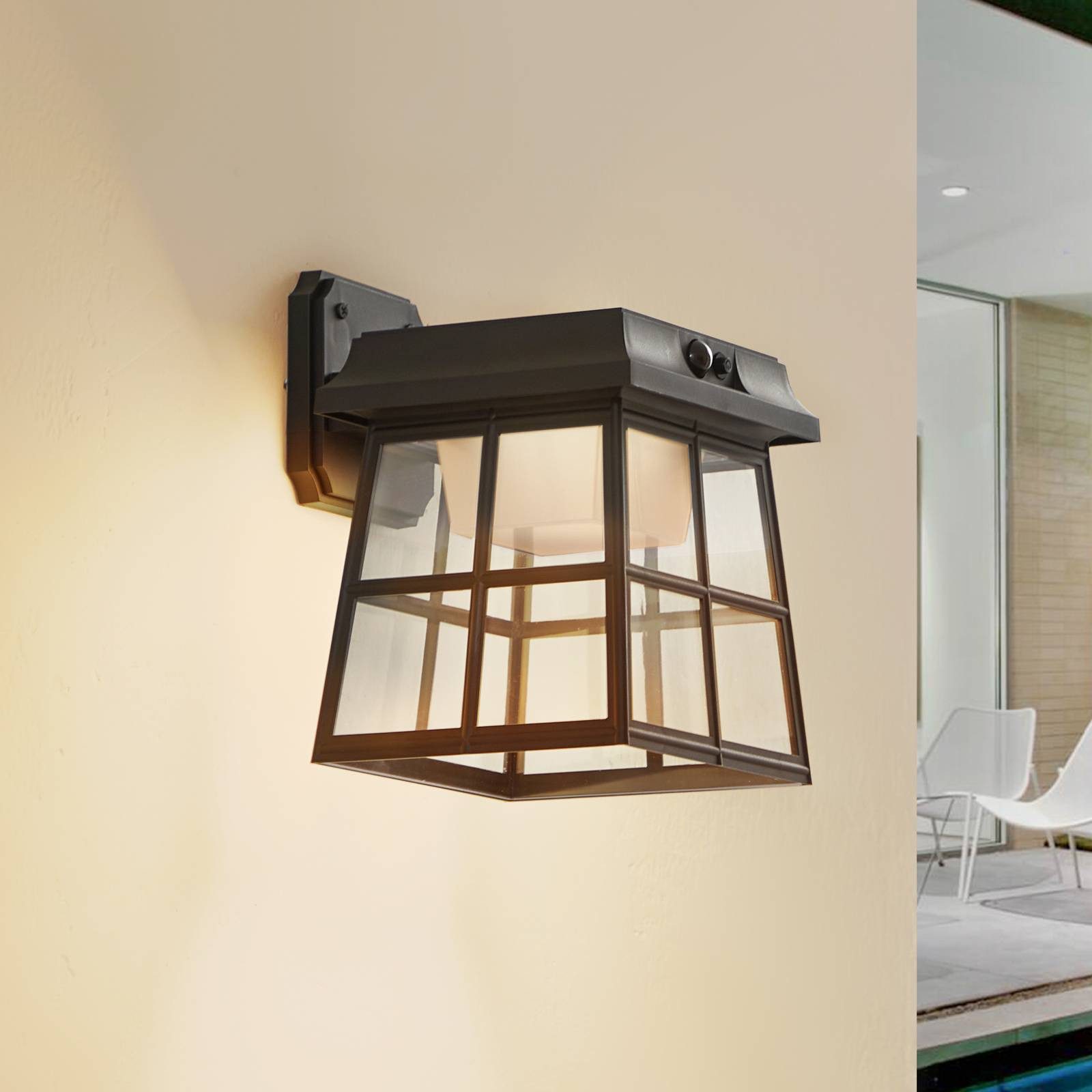 Lindby Außen-Wandleuchte Latarka, LED, Kunststoff Schwarz warmweiß IP44mit Bewegungsmelder, 1 x 8 W LED, warmweiß