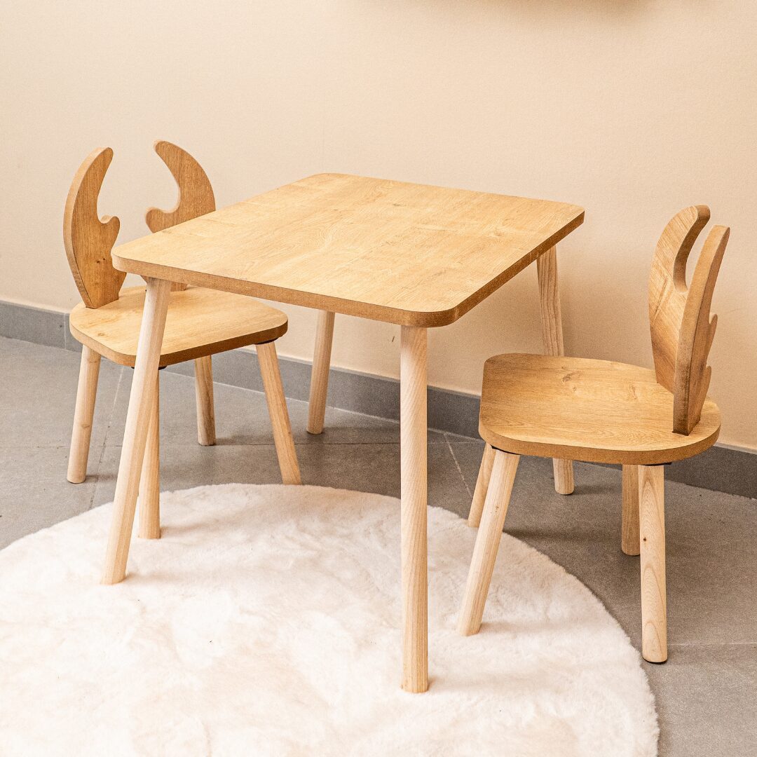 COZYCOLLECTIONS Kindersitzgruppe Kindertisch-Set mit Tiermotiv-Stühlen aus Naturholz, (Kindertisch-Set, 3-tlg., 3-teilig (1 Tisch + 2 Stühle), Montessori-Design: fördert Selbstständigkeit, Ordnung & Kreativität