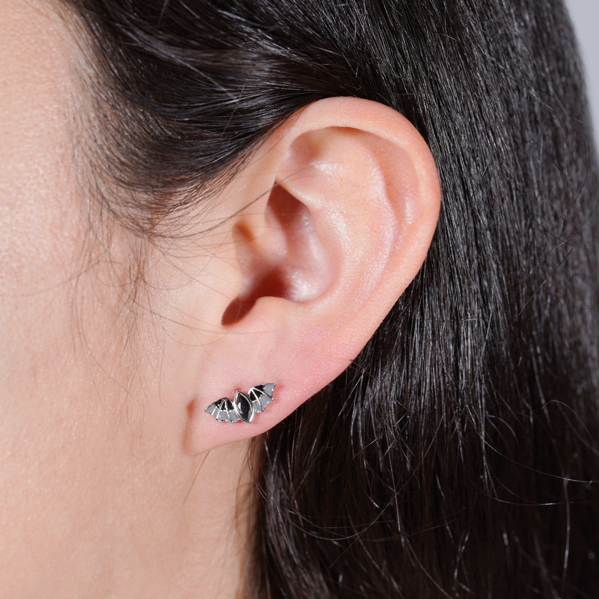 Seinerzeit FLORA & FAUNA Paar Ohrstecker Betty Fledermaus Ohrringe, Schmuck aus 925 Sterling Silber (Von der geheimnisvollen Welt der Nacht inspirierter Damenschmuck im ausdrucksstarken Unisex-Design mit mystischem Motiv – ein besonderer Begleiter im Alltag und zu besonderen Anlässen, inkl. Geschenkverpackung für Frauen ob Freundin, Mutter, Ehefrau, Oma), rhodiniert, geschwärzt, mit Emaille und Zirkonia-Steinen