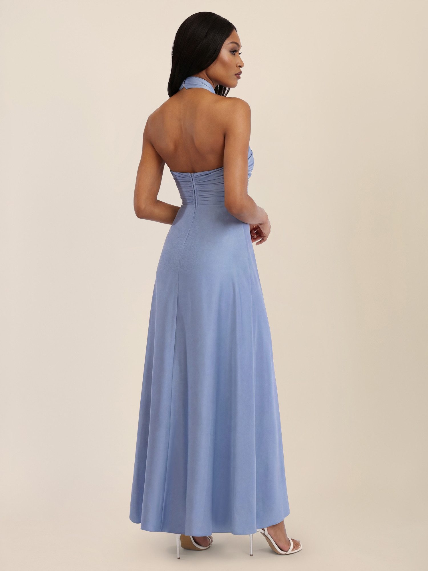 Apart Abendkleid aus Satin mit amerikanischem Ausschnitt