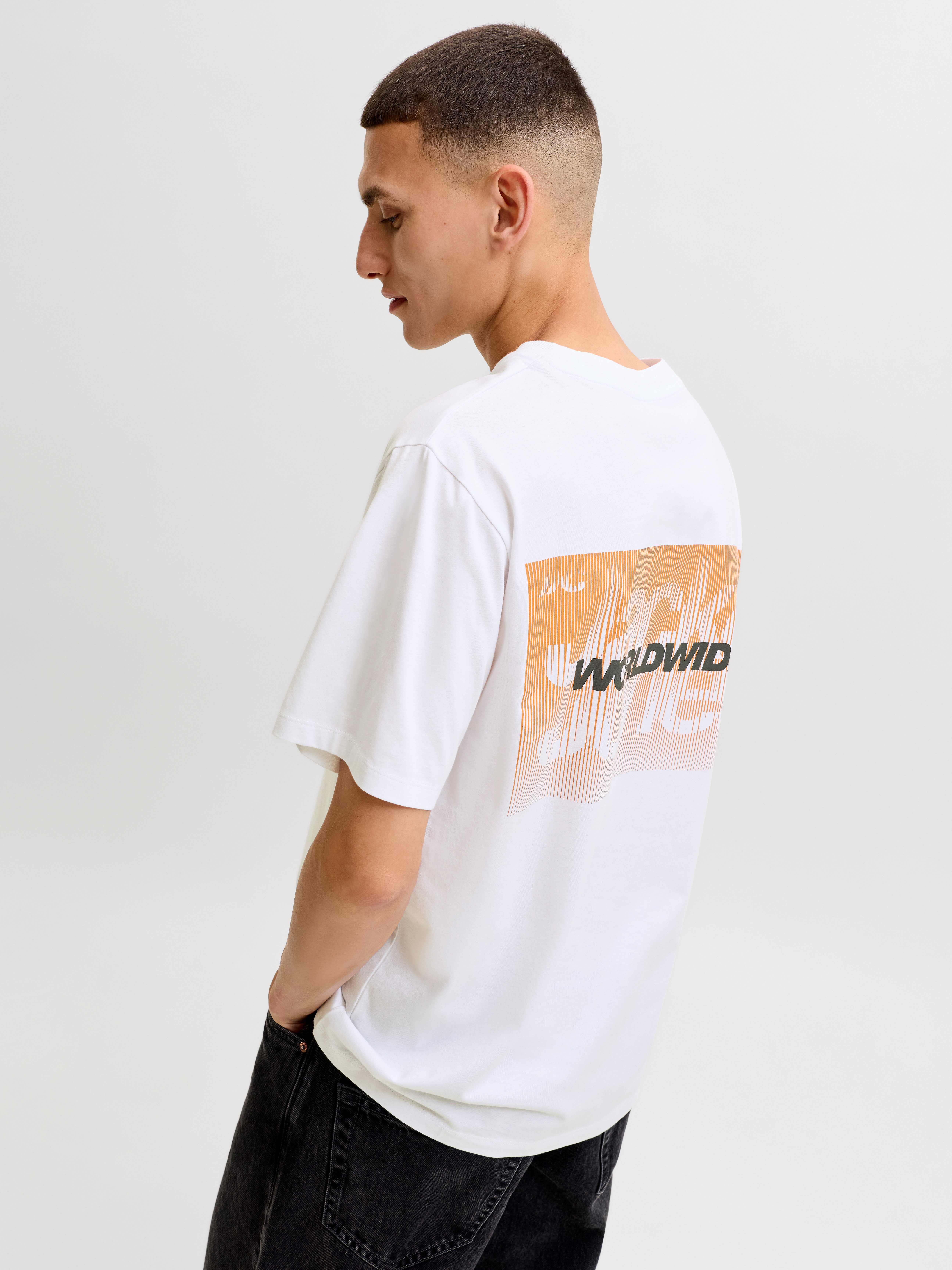 Jack & Jones T-Shirt JCOECHO GRAPHIC BACK PRINT SS TEE CN FST Baumwolle, regular fit – Bild 2 von 5