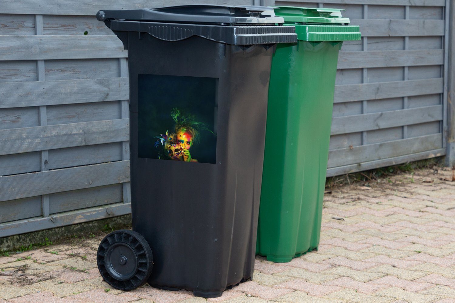 MuchoWow Wandsticker Frau feiert Fasching Mülltonne, Körperbemalung mit Mülleimer-aufkleber, bunter (1 St), Abfalbehälter Container, Sticker