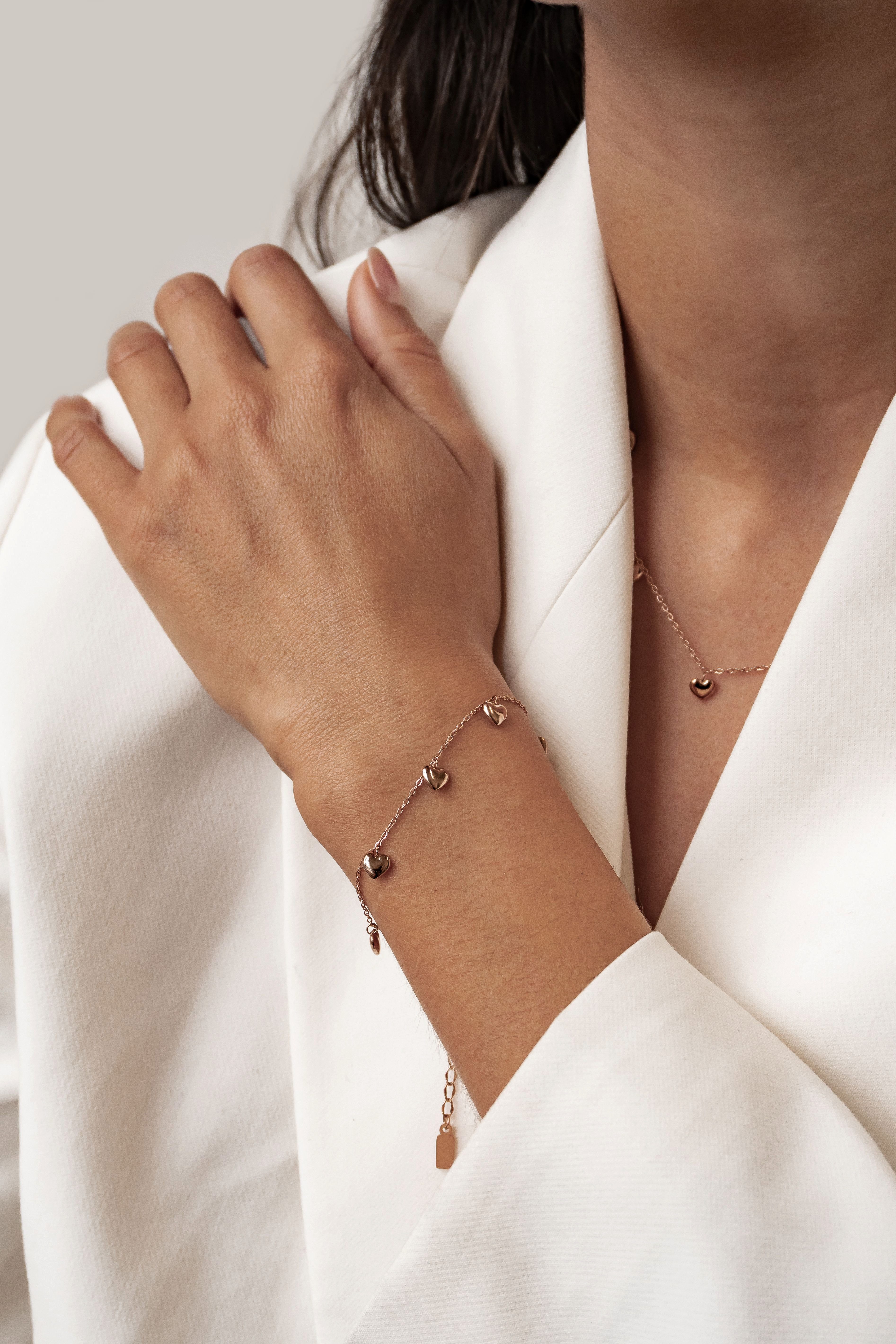 Hey Happiness Armkette Herzen Charms für Damen, vertsellbar, Romantische Edelstahl Armkette mit Multi Herz Anhängern