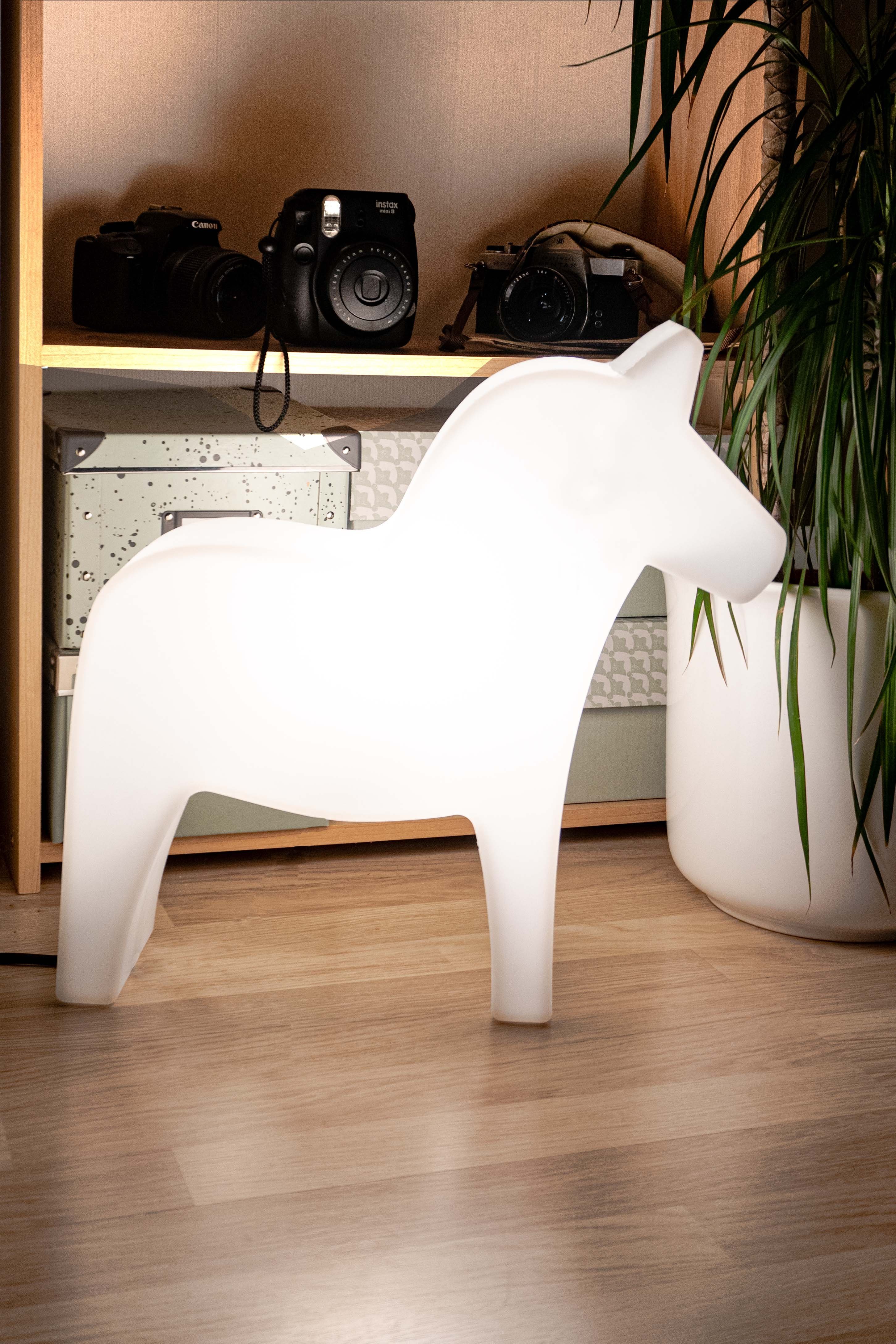 8 seasons design LED Dekofigur Shining Dala Horse, Dekolampe für außen (Garten, Terrasse, Balkon), LED fest integriert, kaltweißes und buntes Licht (15 Farben), dimmbar, RGB Farbwechsel, Fernbedienung - für innen & draußen