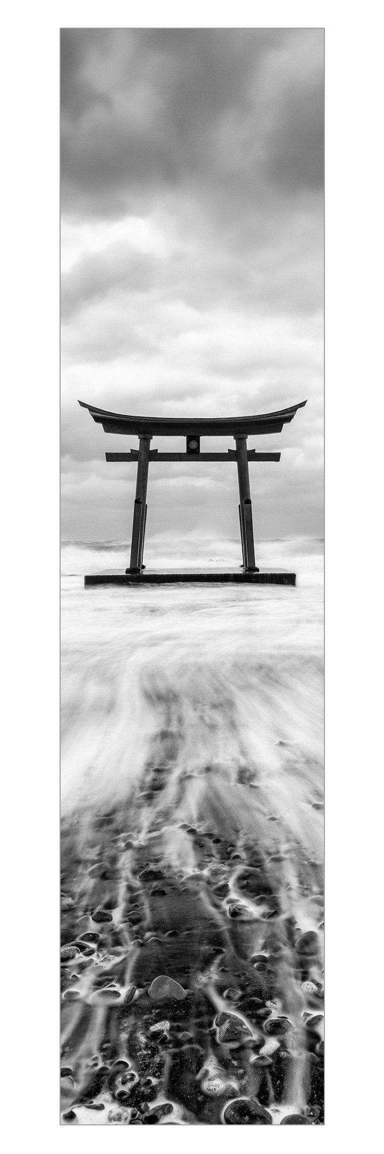 Bilderdepot24 Schiebegardine Flächenvorhang blickdicht Japanisches Torii im Meer (1 St), halbtransparent, Wohnzimmer große Flächengardine lichtdurchlässig als Klemm-System