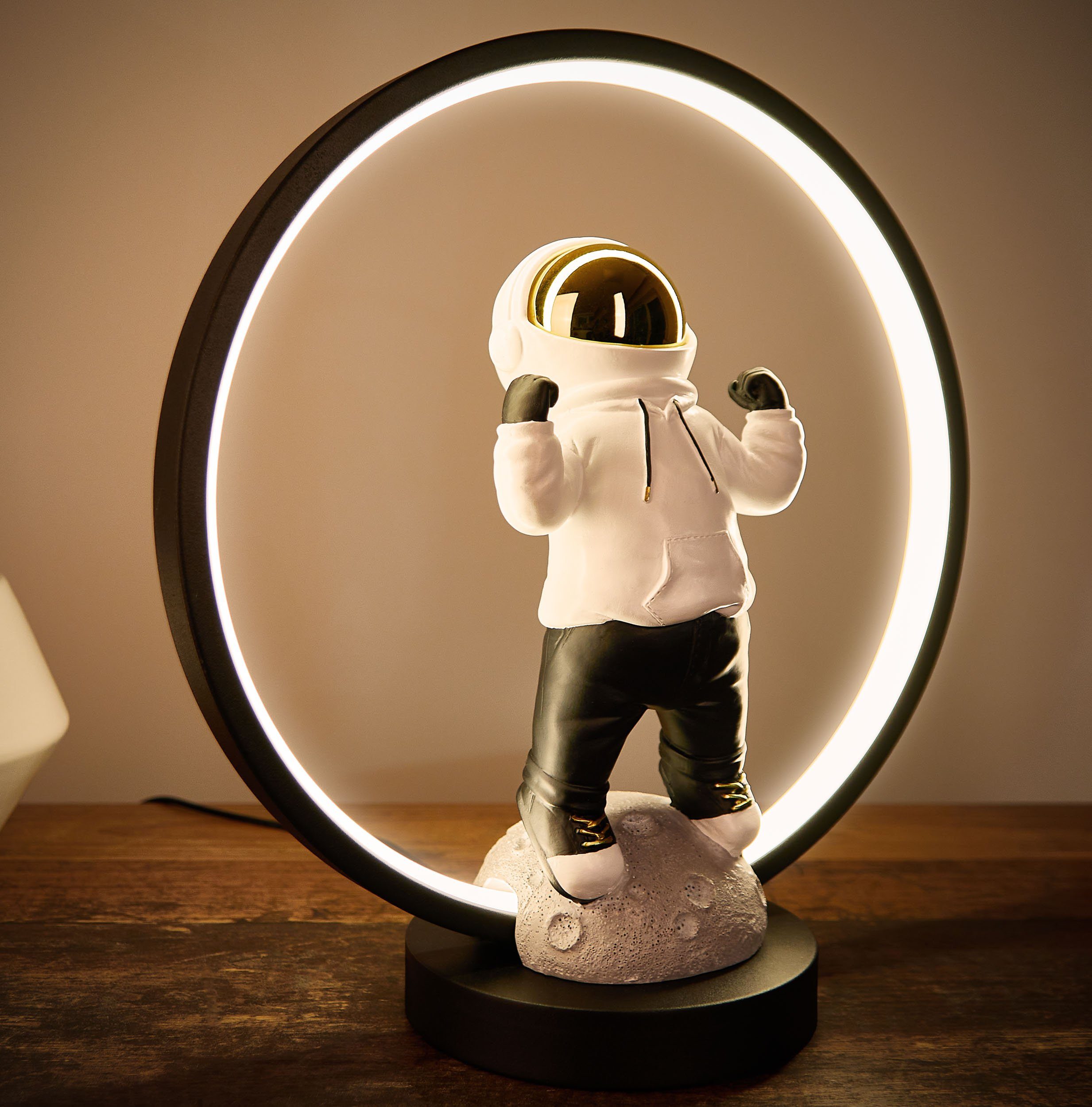 BRUBAKER LED Tischleuchte Astronaut mit Hoodie und Gold verchromtem Helm in Anime Pose, mit indirekter Beleuchtung und USB-C Stecker, LED fest integriert, 33 cm Tischlampe mit LED-Ring - Handbemalte Weltraum Nachttischlampe