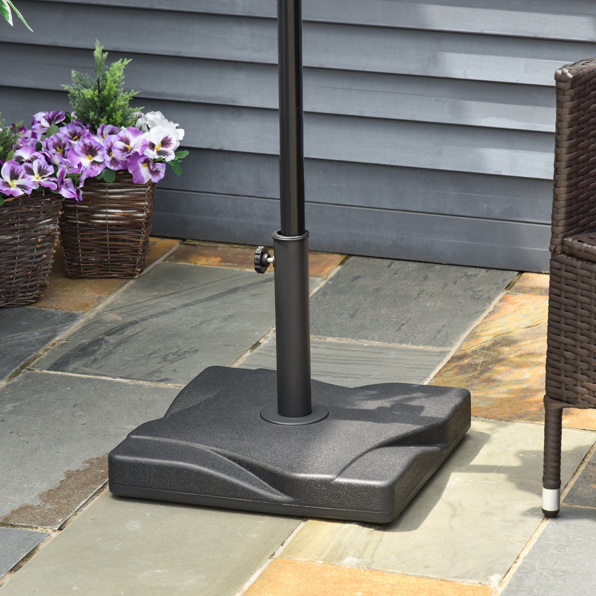 Outsunny Schirmhalter für Garten Terrasse Balkon, 41.5 x 41.5 Schwarz, für Stöcke bis Ø 48 mm, Sonnenschirmfuß, 1 tlg., Sonnenschirmständer